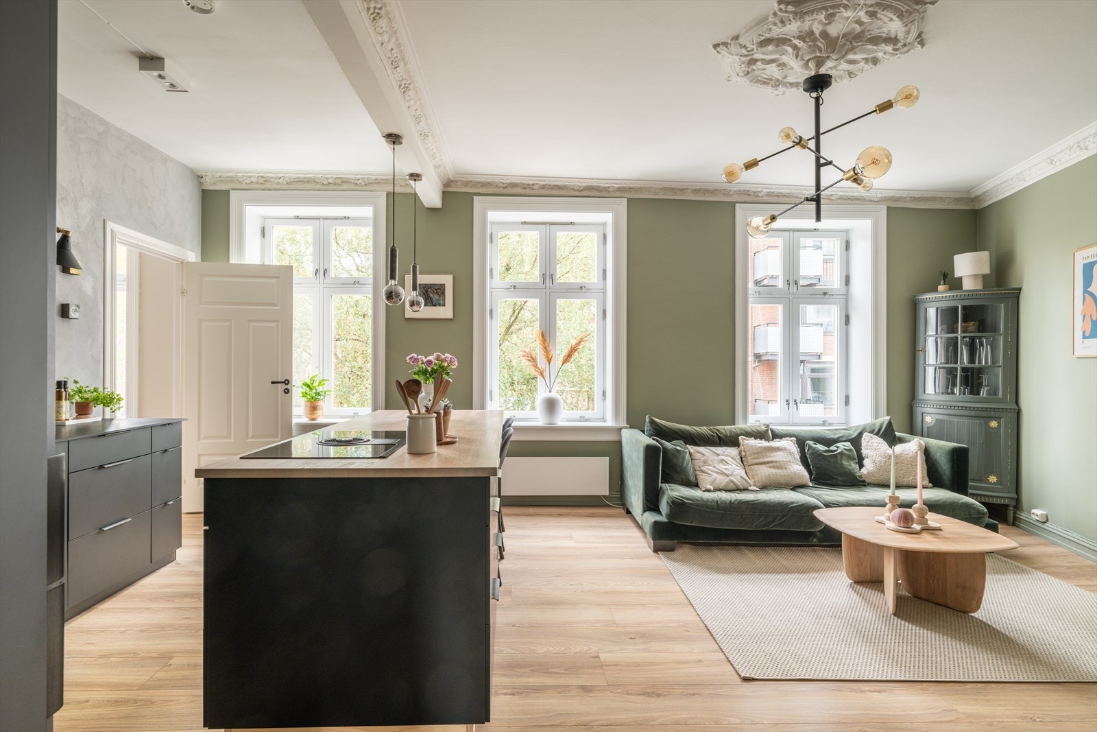 Stuen er lys og åpen, med nytt gulv (2021) og varmefolie under gulvet fordelt på to soner med egne termostater. Galleribilde