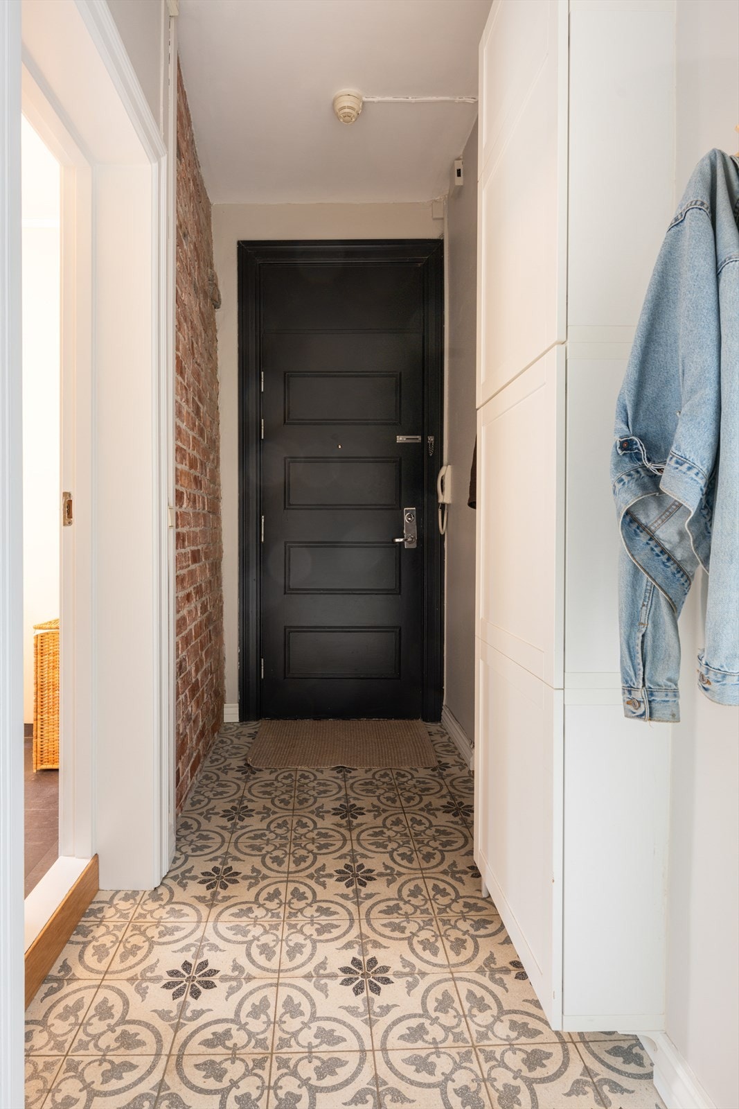 Sikringsskapet er plassert i entréen. Sikringsskapet er fra 2018 med automatsikringer. Galleribilde