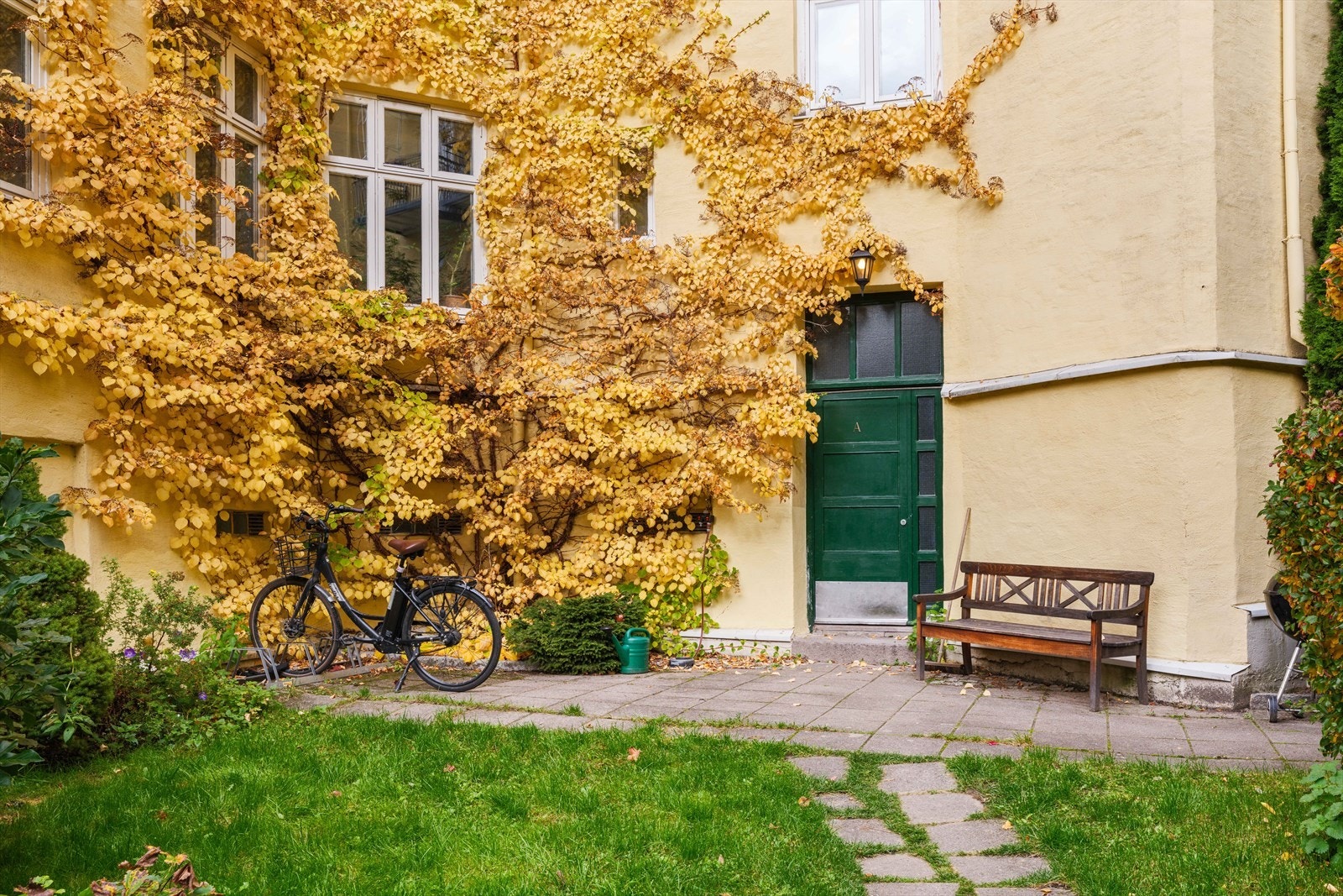Den frodige bakgården er et hyggelig samlingspunkt for beboerne og gir skjerming fra bystøy. Galleribilde