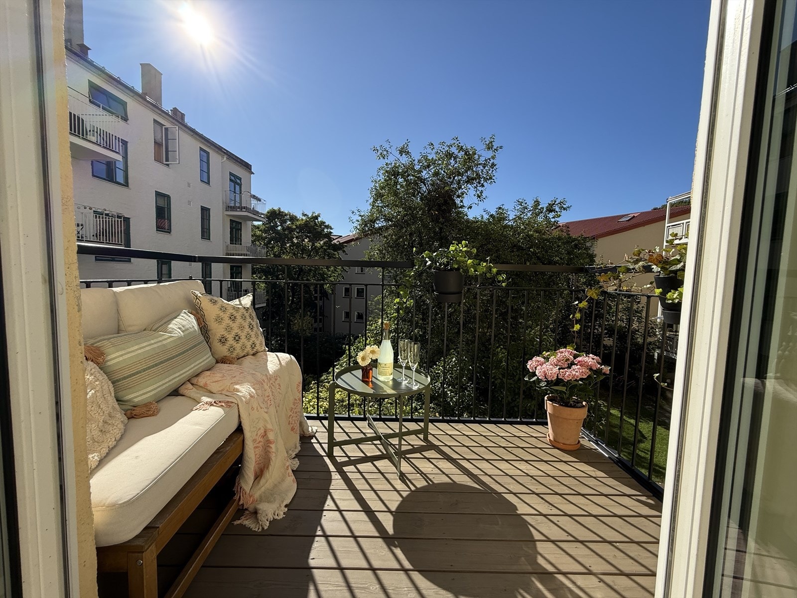 Her kan ettermiddagssolen nytes med utsikt mot den rolige bakgården. Galleribilde