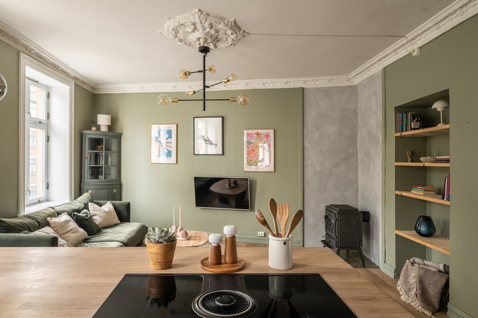 Utsyn fra kjøkkenøya mot stuedelen understreker den sosiale planløsningen. Galleribilde