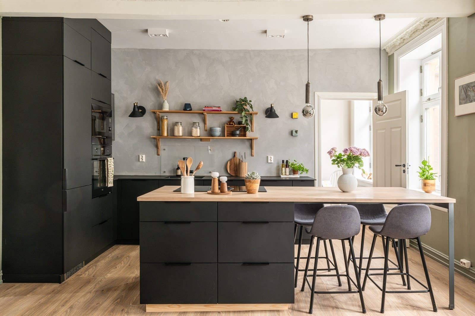 Milad Alexander Sabori v. Emera Eiendomsmegling ønsker velkommen til Christies Gate 36C. Galleribilde