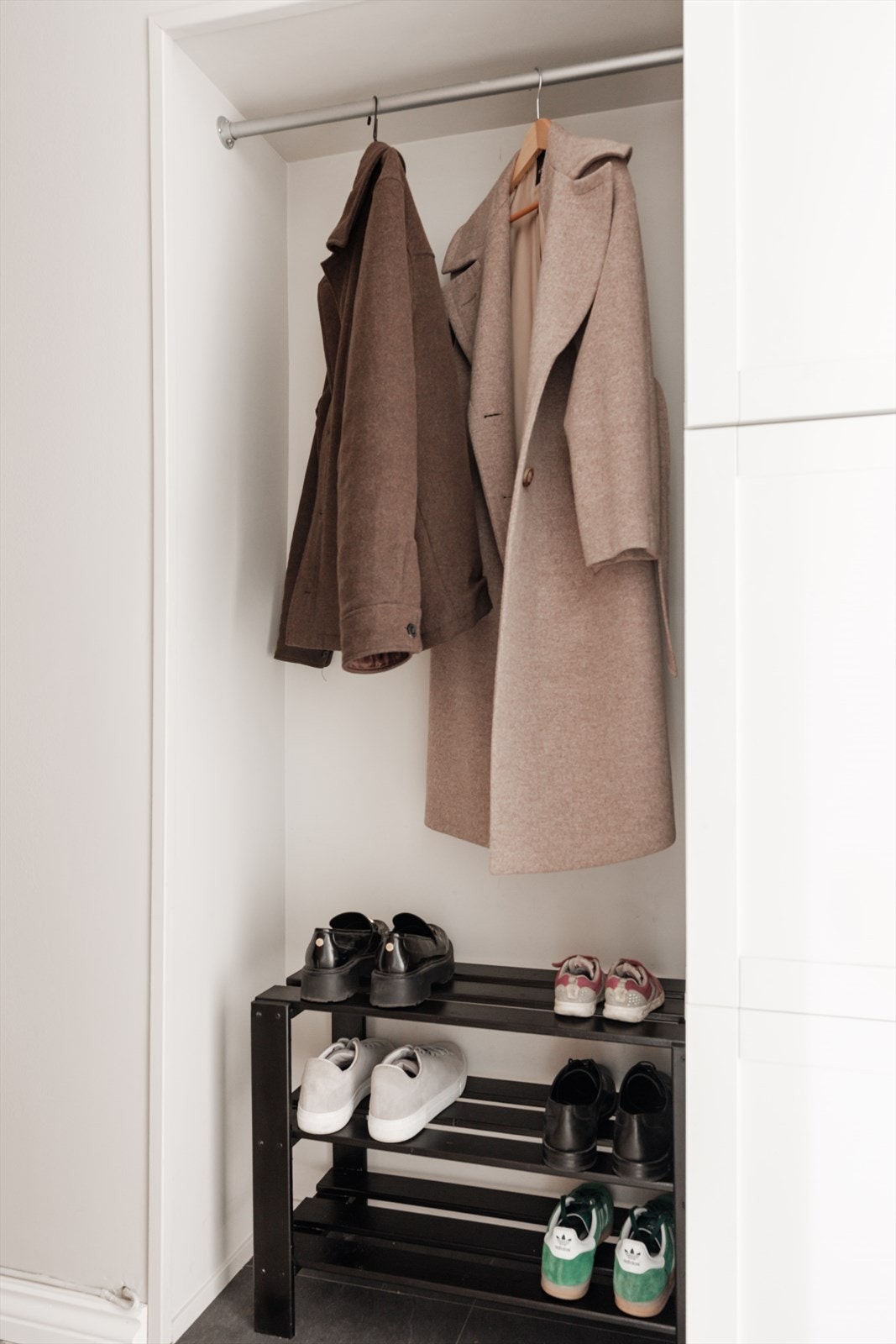 Det er gode muligheter for oppbevaring av yttertøy og sko. Galleribilde