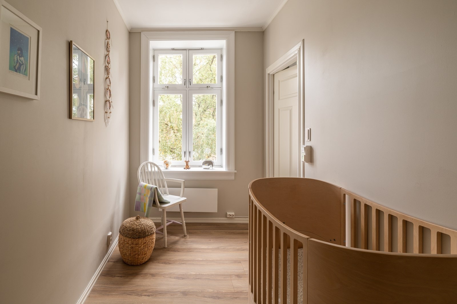 Hele leiligheten ble malt i 2023. I tillegg ble alle vinduskarmer slipt og malt samt alle dørkarmer oppmalt i 2025. Galleribilde