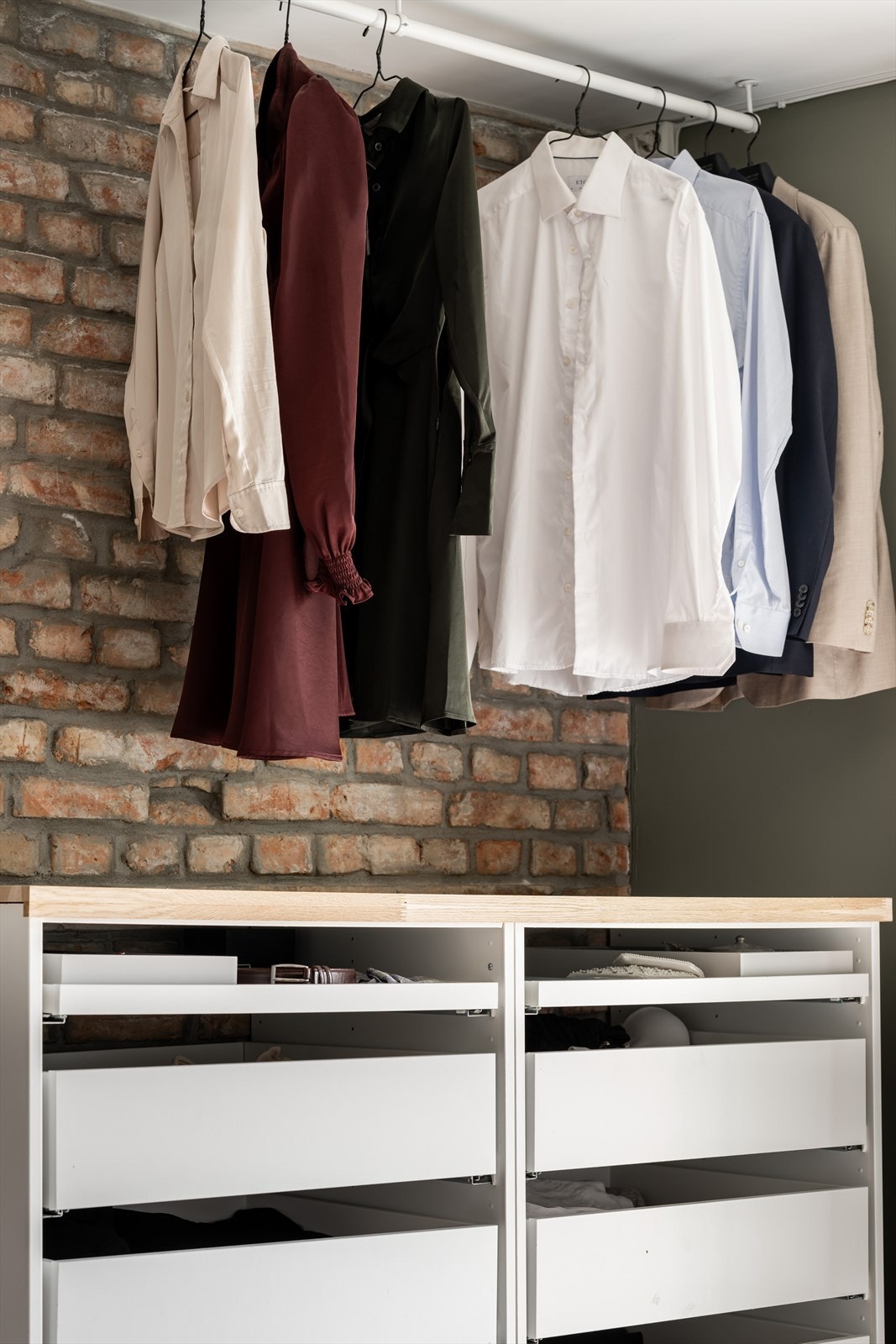 Rommet har en smart og arealeffektiv garderobeløsning. Legg merke til den eksponerte teglveggen. Galleribilde
