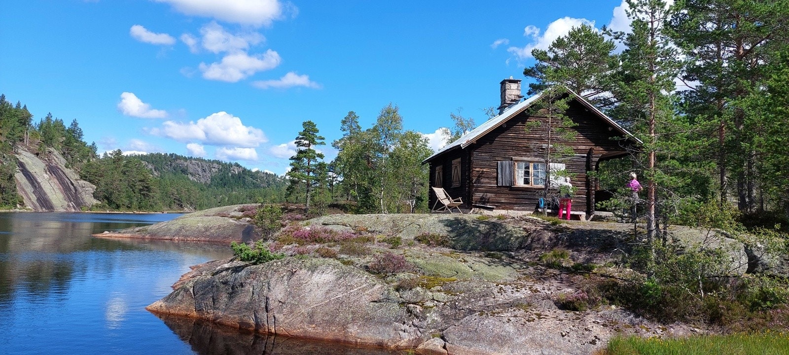 Hytta på eiendommen ligger ved Stemvatn og er et godt utgangspunkt for jakt, fiske og friluftsopplevelser Galleribilde
