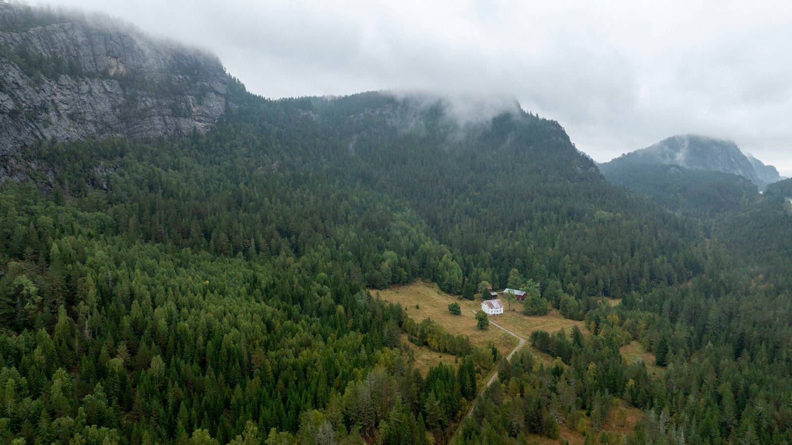 Tunet ligger for for seg selv og består av et våningshus, låve, stabbur og to redskapshus Galleribilde