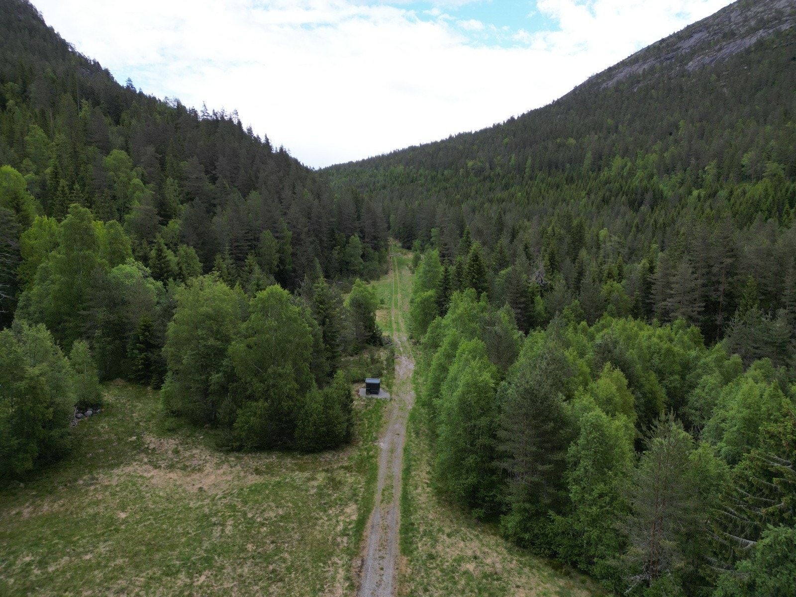 Eiendommen har flere private traktorveier Galleribilde