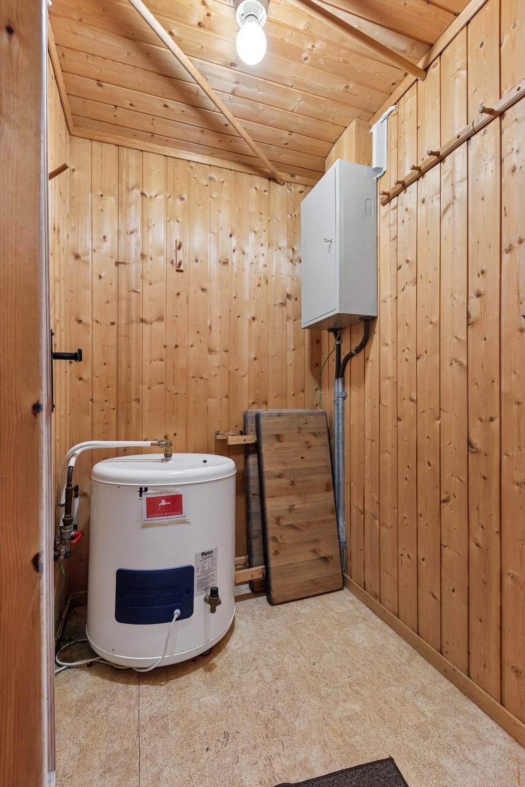 Hytta har to innvendige boder som gir god lagringsplass. Galleribilde