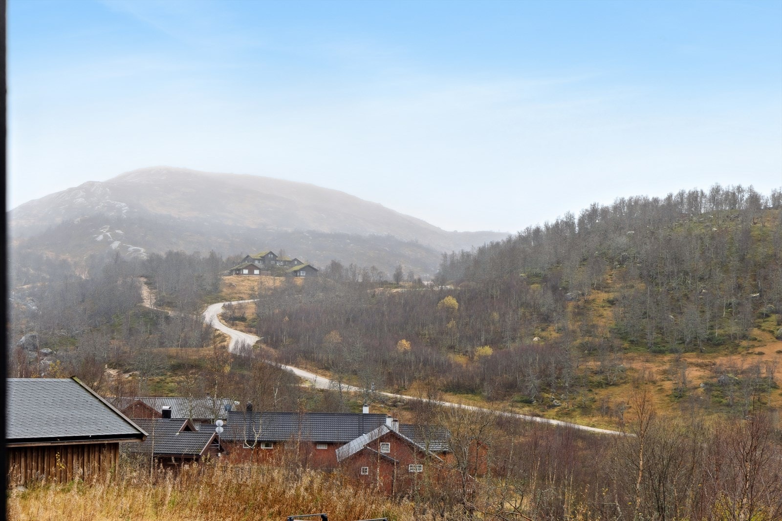Her får du et flott fristed midt i naturskjønne omgivelser, ca. 665 moh. Med skiløype like ved, ski-in/ski-out av Fidjeland skitrekk og populære turmål som Hilleknuten og Jogledalen, ligger alt til rette for aktive dager året rundt. Galleribilde