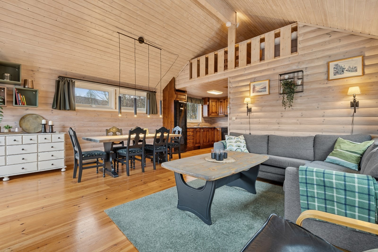 Stue og kjøkken ligger i åpen løsning. Et lyst og innbydende rom med store vindusflater som sørger for rikelig med lysinnslipp og gir flott utsikt over landskapet utenfor. Galleribilde