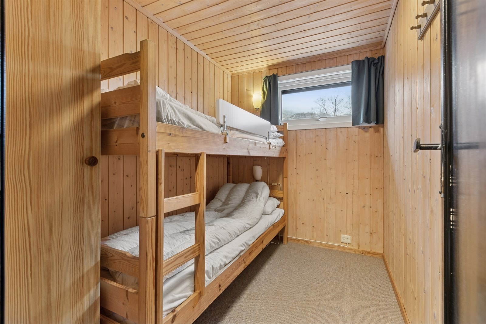 Soverom 2 er noe mindre, men passer godt med barnerom, gjesterom, kontor eller lignende. Galleribilde