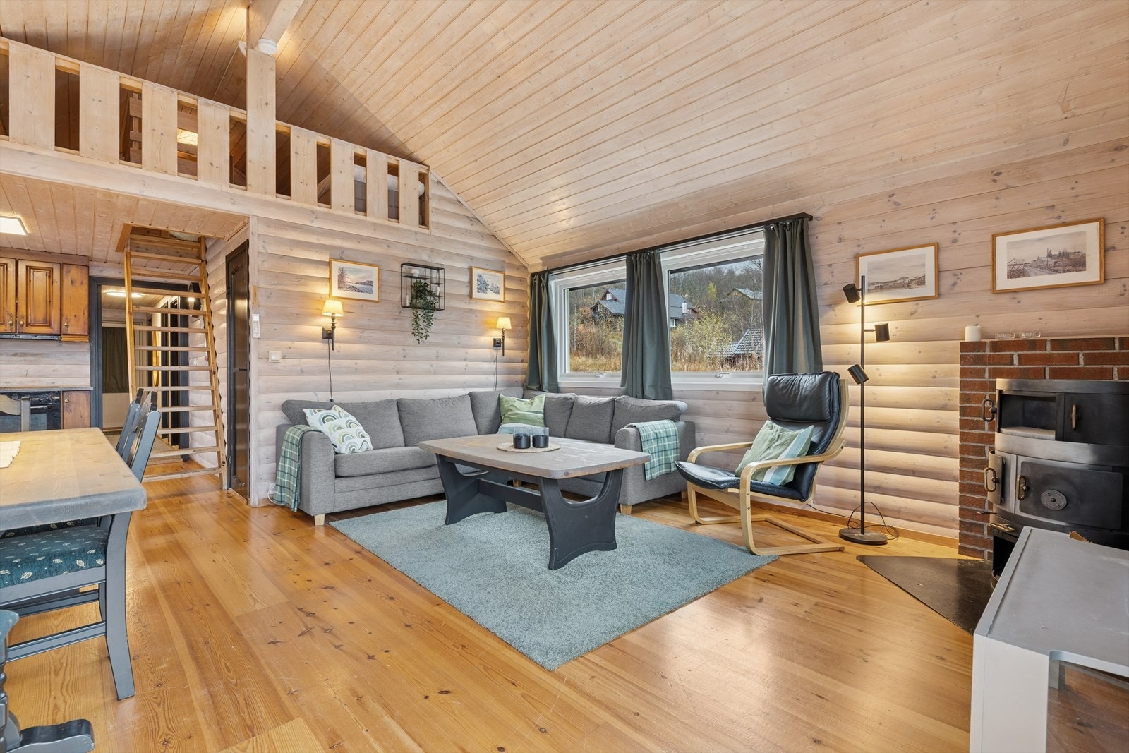 Her har man god plass til å møblere i flere soner med både sofa- og spisegruppe. Galleribilde