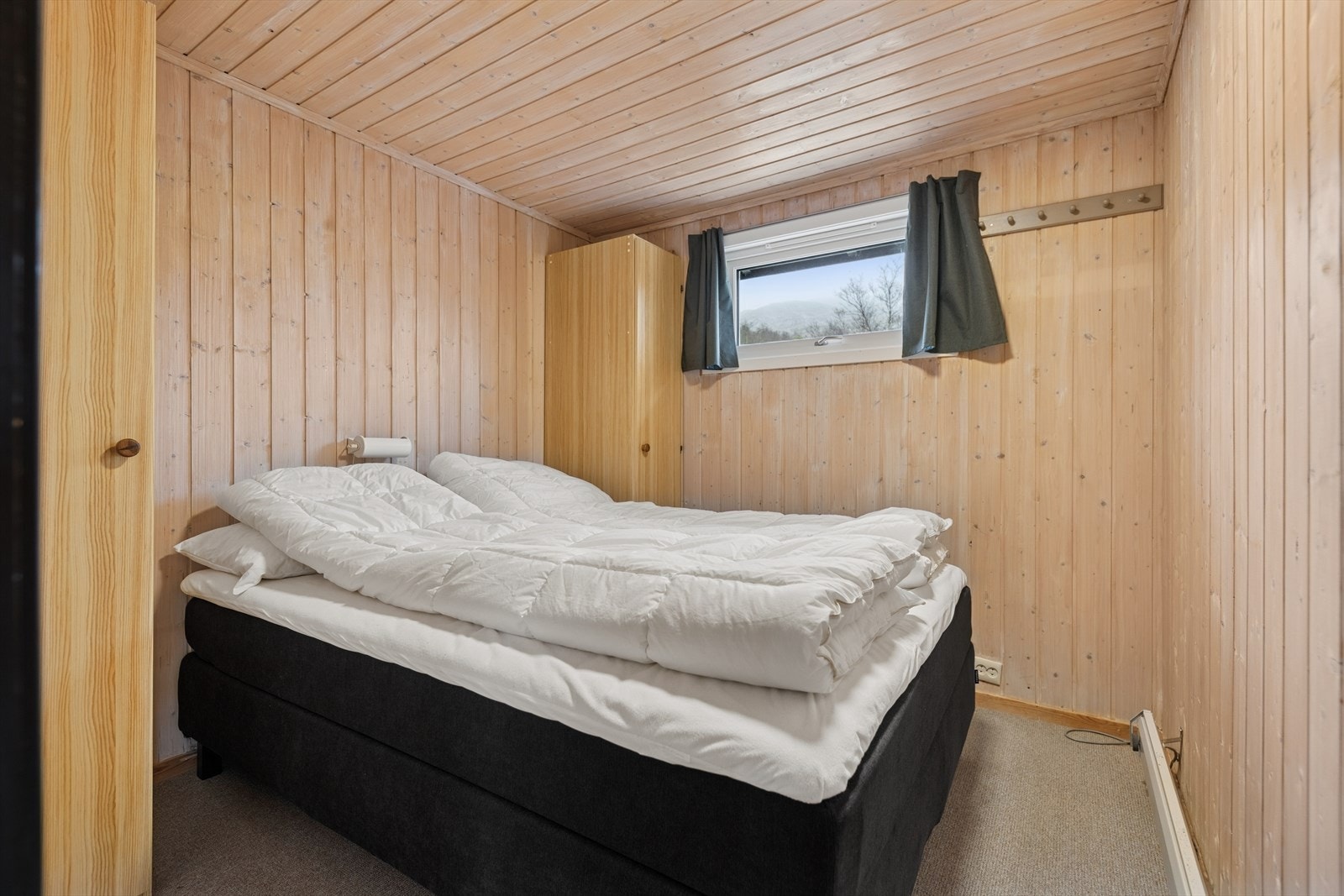 Soverom 1 som også er det største er utstyrt med garderobe og har plass til dobbeltseng. Galleribilde