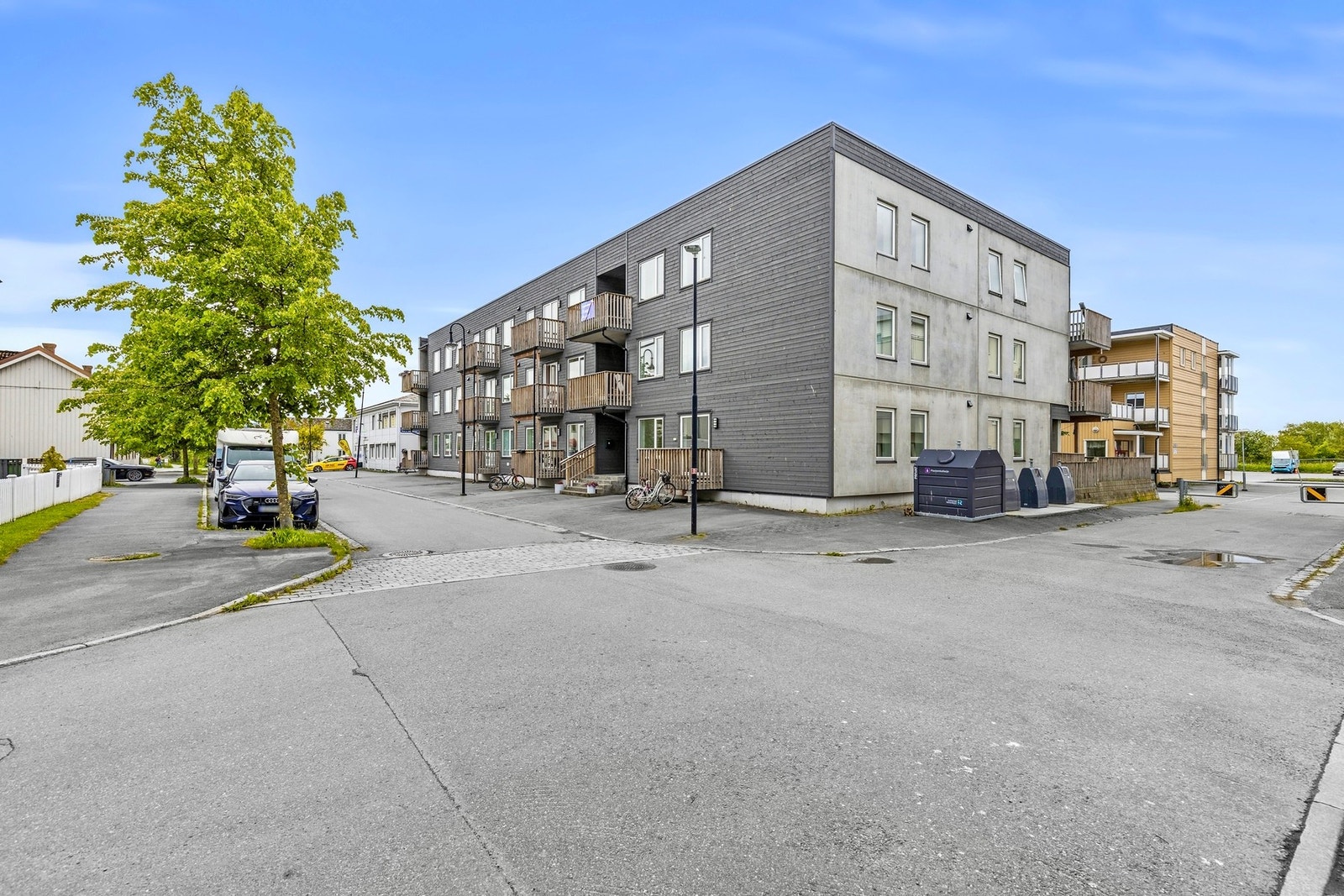 Leiligheten har en ettertraktet og svært sentral beliggenhet i hjertet av Stjørdal, med umiddelbar nærhet til alle sentrumsfasiliteter - noe som sikrer en praktisk og komfortabel hverdag. Galleribilde