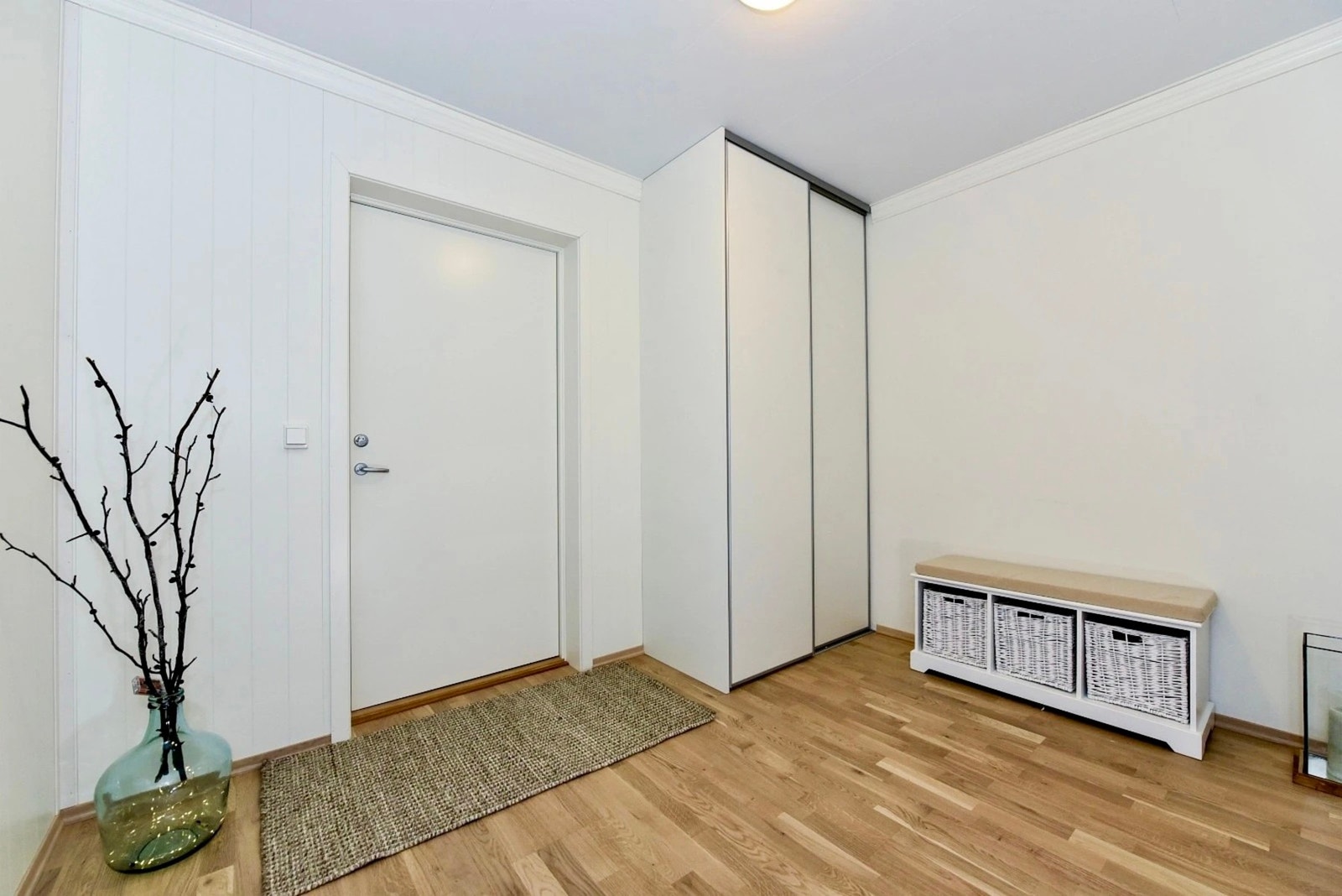 Romslig gang/entré på 8,4 kvm med skyvedørsgarderobe. Galleribilde