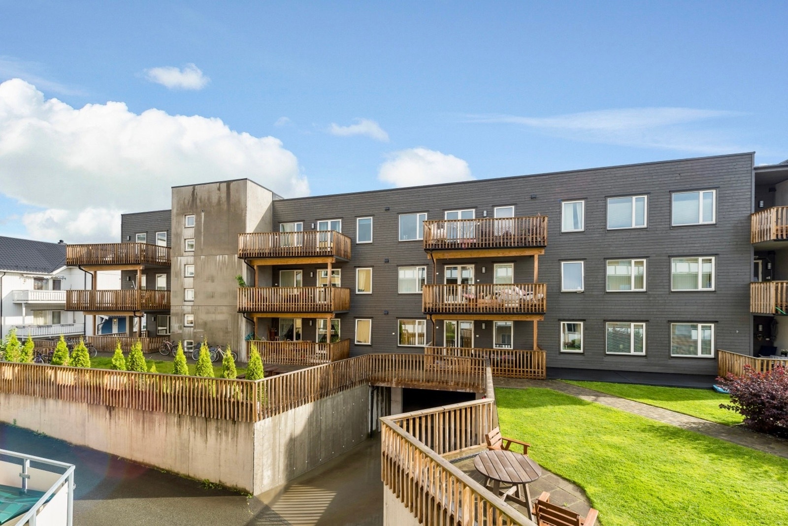 Leilighetsbygget har midtkorridor, man går rett fra varm p-kjeller til leiligheten. Galleribilde