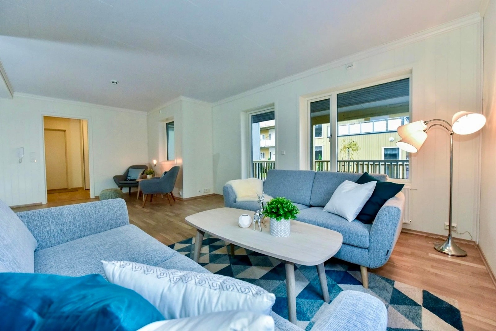 Etasjeskiller er av betongdekke.
Innvendig har boligen malte glatte dører. Galleribilde