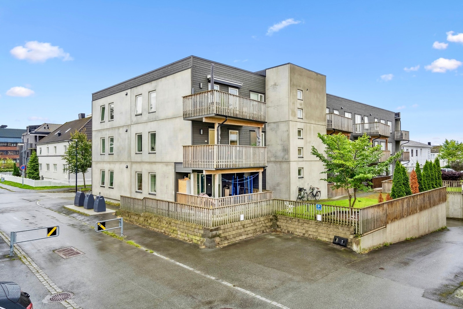 Utover dette er det heisadkomst til fast parkeringsplass og sportsbod i felles kjeller. Galleribilde