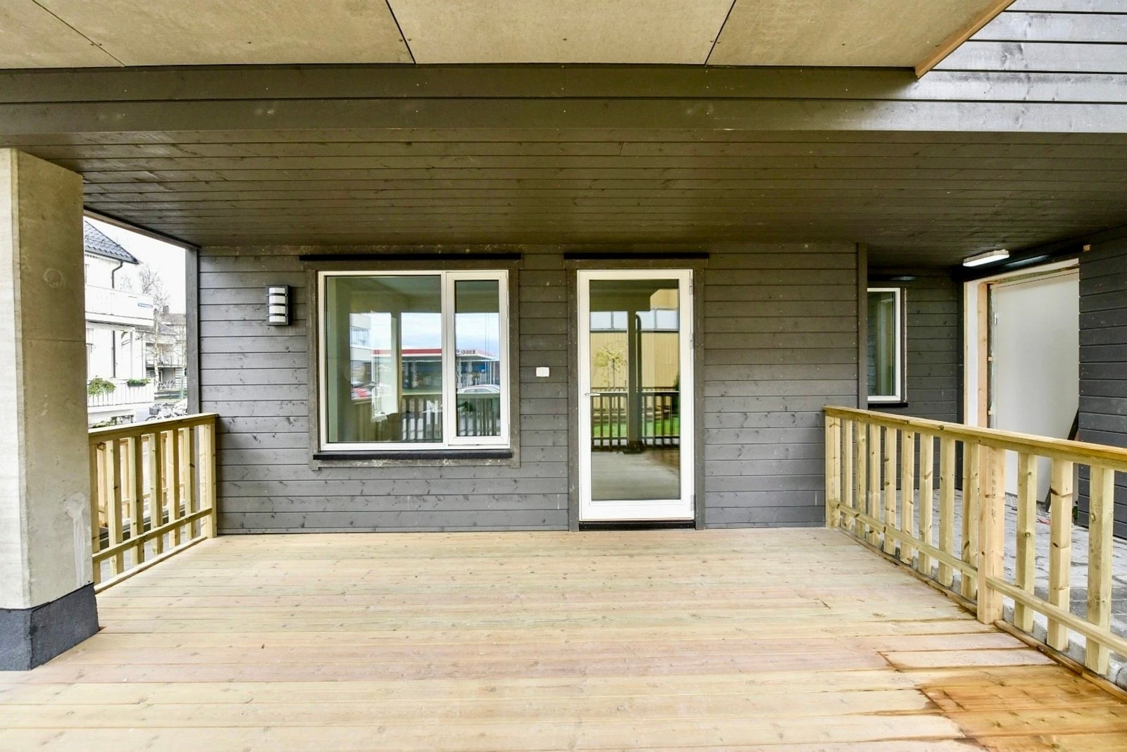 Leiligheten ligger i 1. etasje og har terrasse/balkong på hele 19 kvm - velkommen inn! Galleribilde