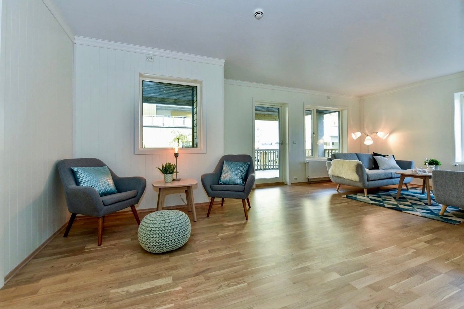 Det er parkett på gul, panel på vegger og takess i himling. Galleribilde