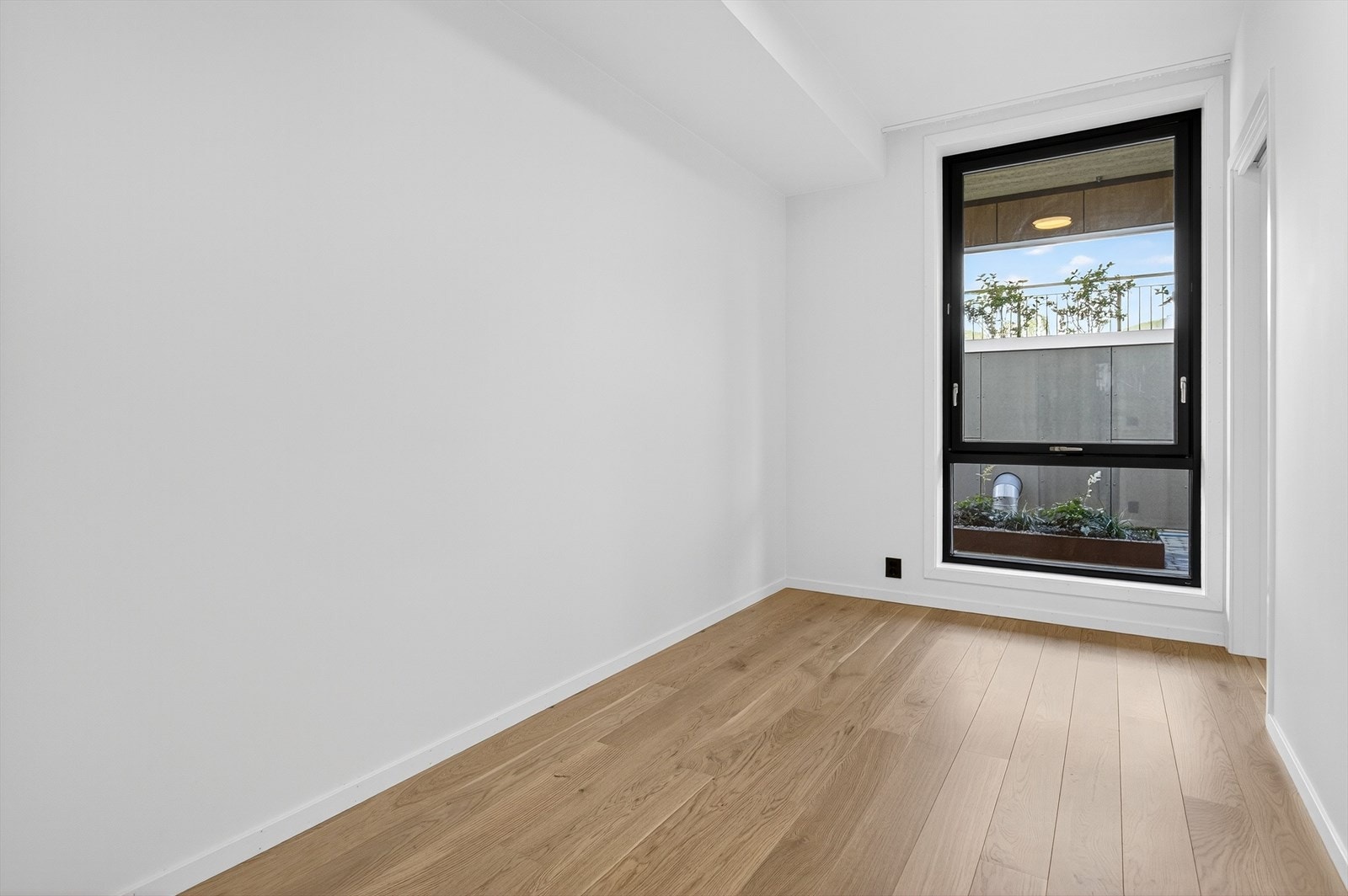 Plass til dobbeltseng og garderobe gjør rommet praktisk for en hovedsoveromsløsning. Galleribilde