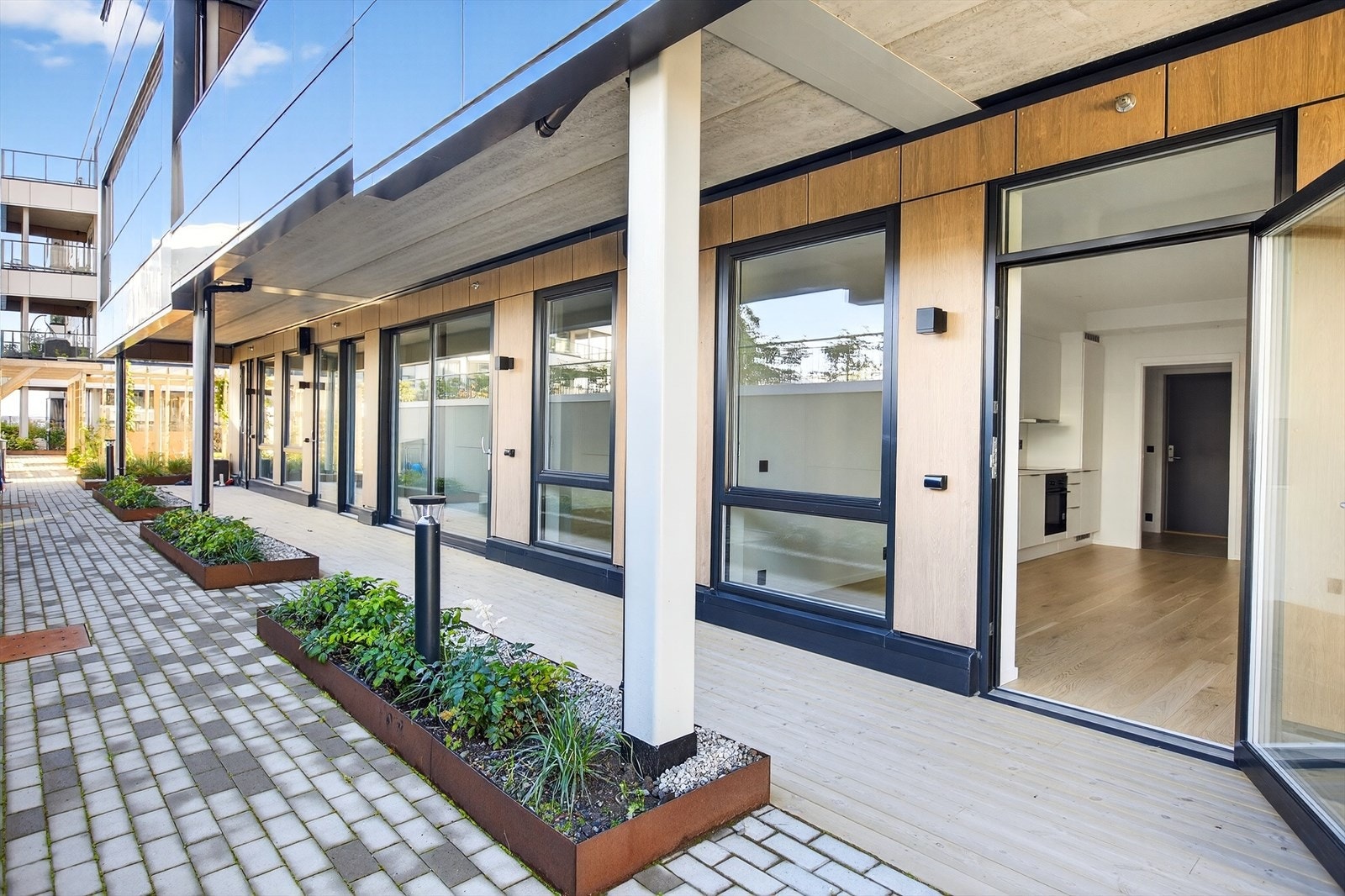 Skyvedør gir direkte utgang til terrasse, ideelt for enkel tilgang til uteområdet. Galleribilde