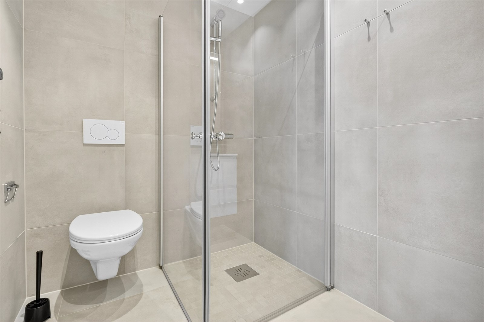 Det er opplegg for vaskemaskin, og balansert ventilasjon med tilluft via luftespalter sikrer et godt inneklima. Galleribilde