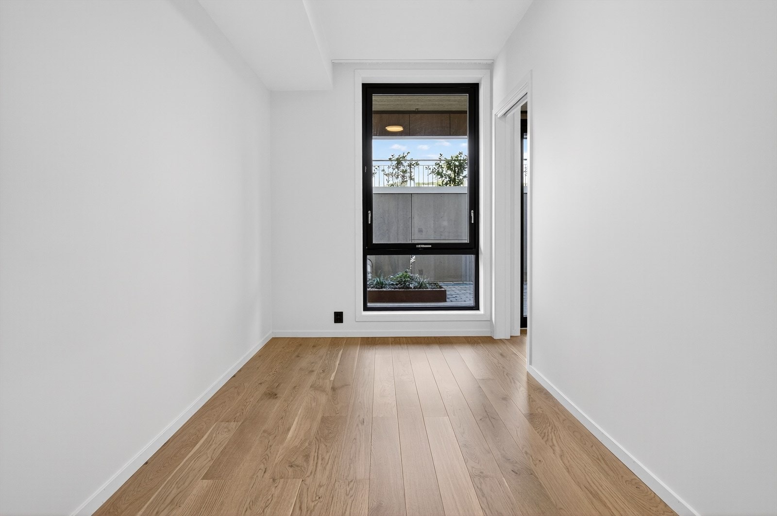 Store vinduer gir godt med dagslys, mens parkettgulv gir et varmt preg. Galleribilde