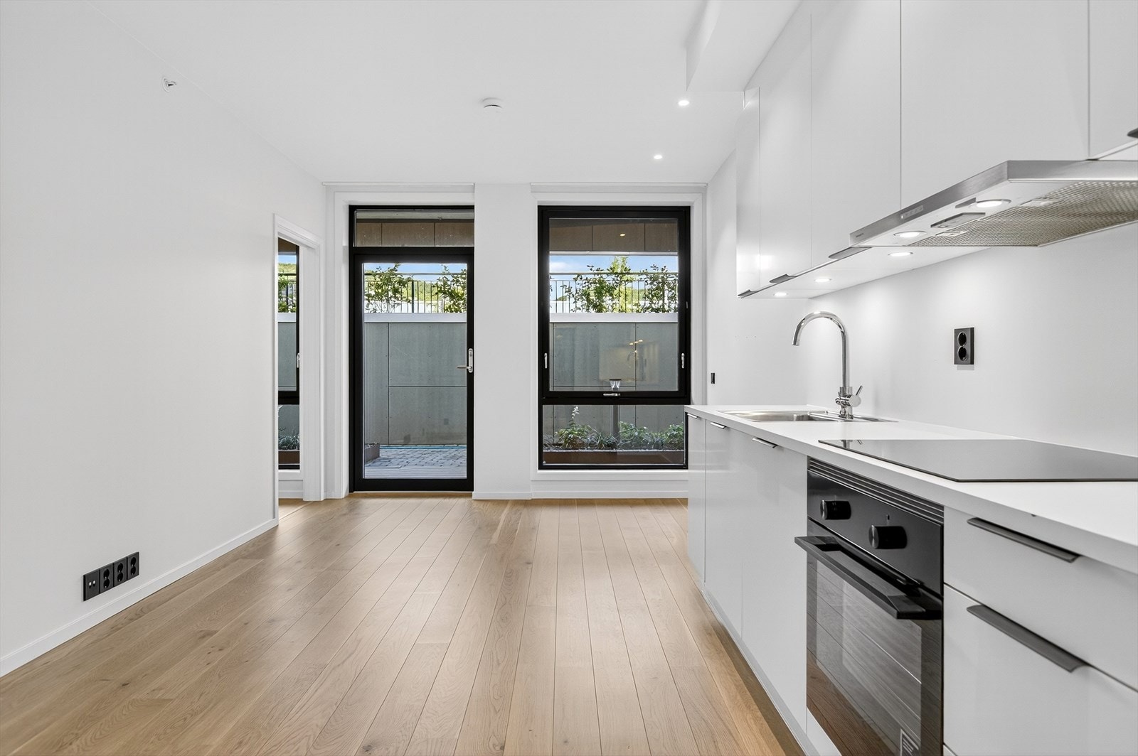 Stuen og kjøkkenet er samlet i en åpen og sosial sone. Galleribilde