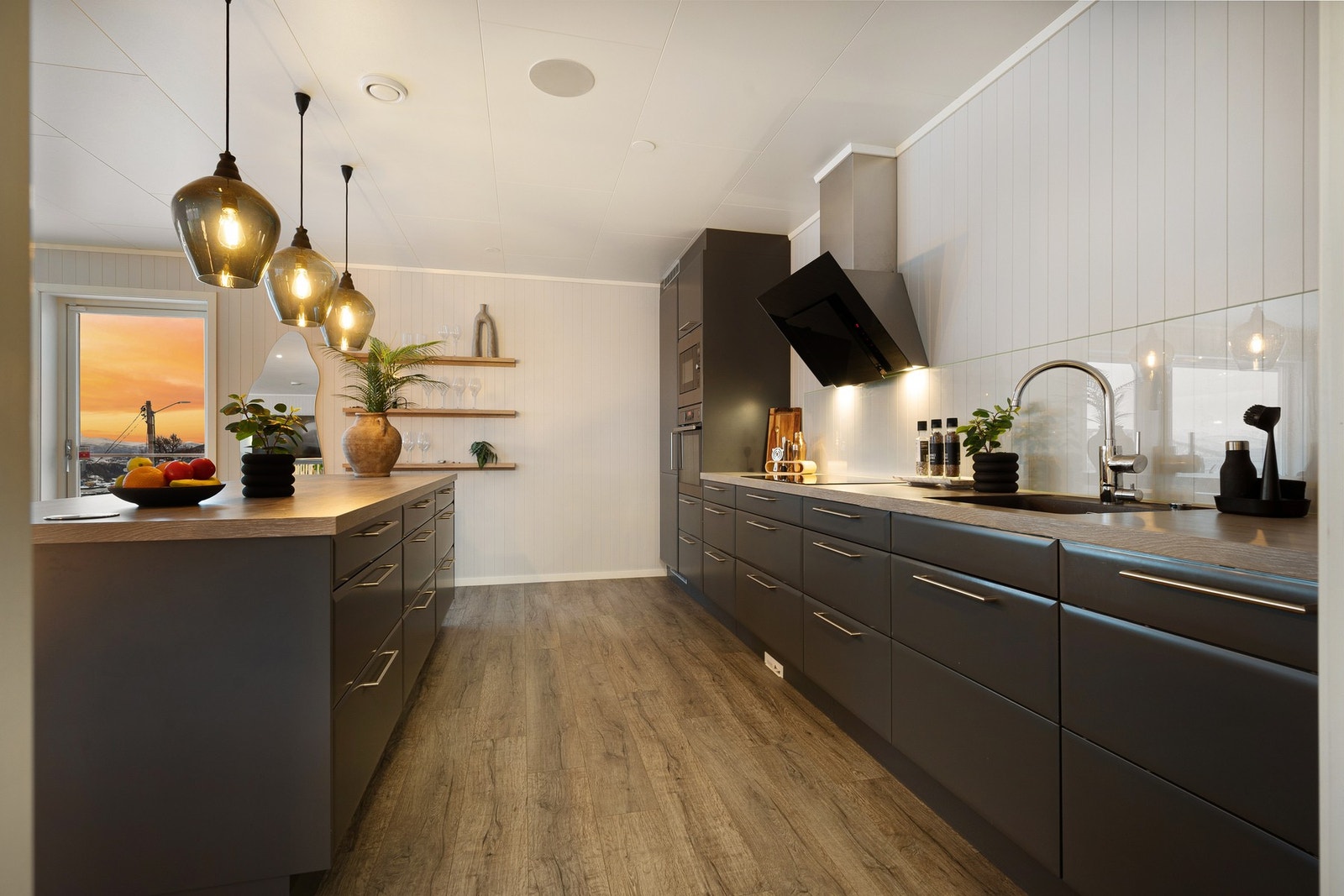 Innredning med skuffer gir ekstra god orden og god plass til alt av kjøkkenutstyr Galleribilde