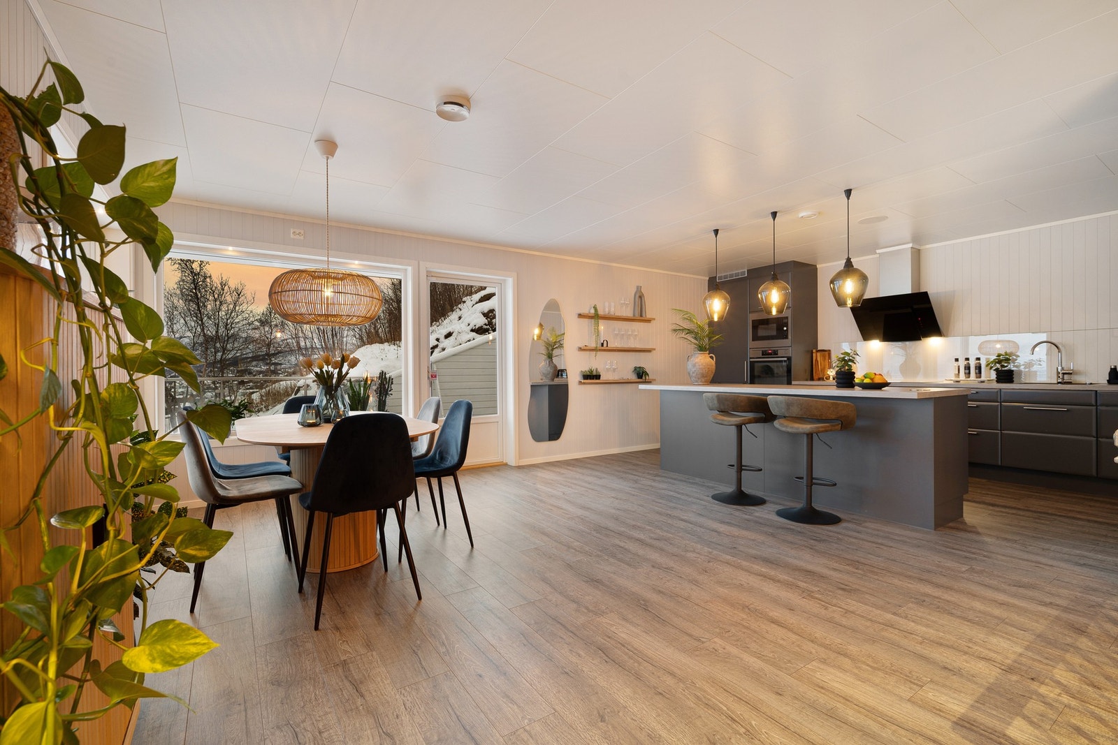 God flyt mellom spisestue og kjøkken er praktisk når middagsselskapene og høytider står for tur Galleribilde