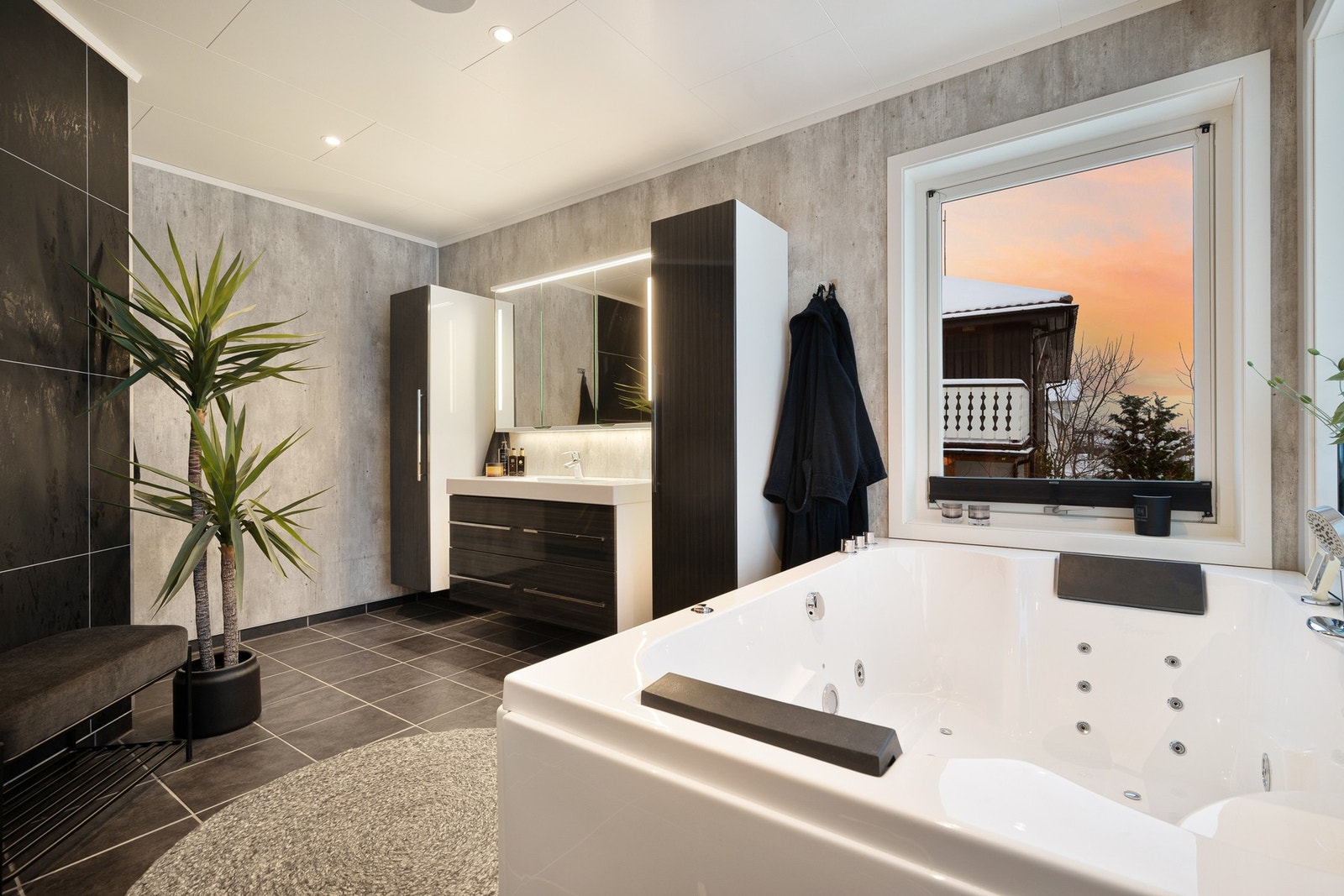 Gulvet er flislagt med varmekabler Galleribilde