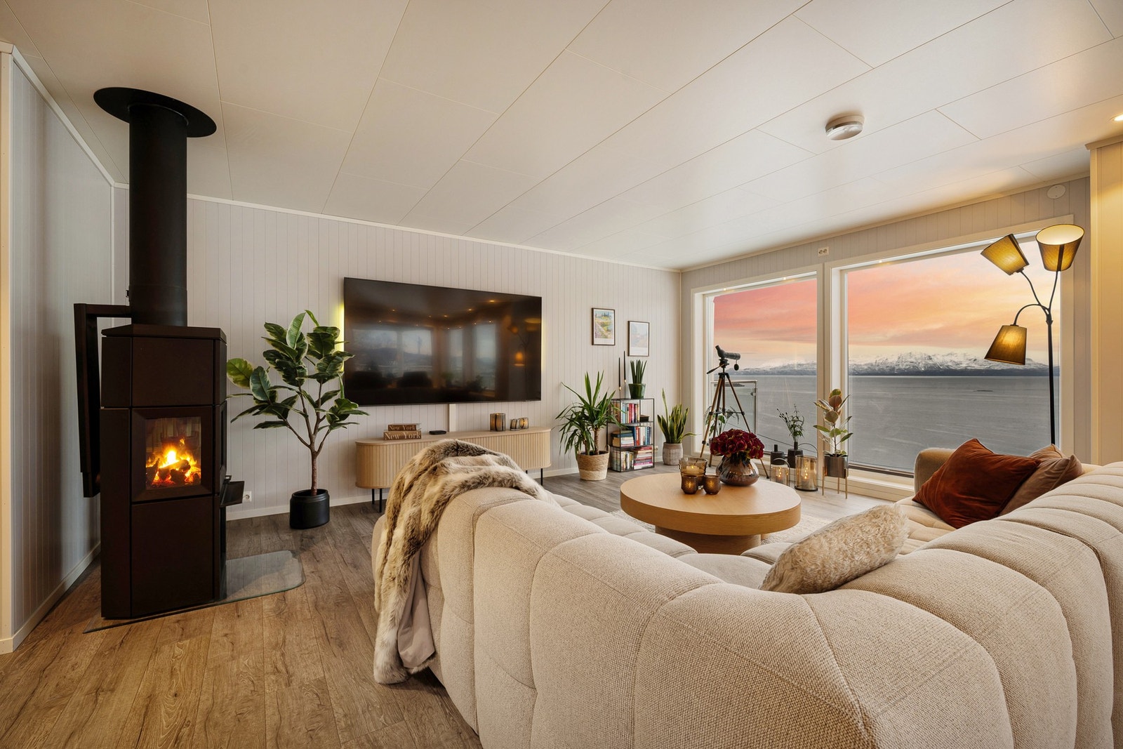 Åpen og luftig stue med lyse, tidløse overflater Galleribilde