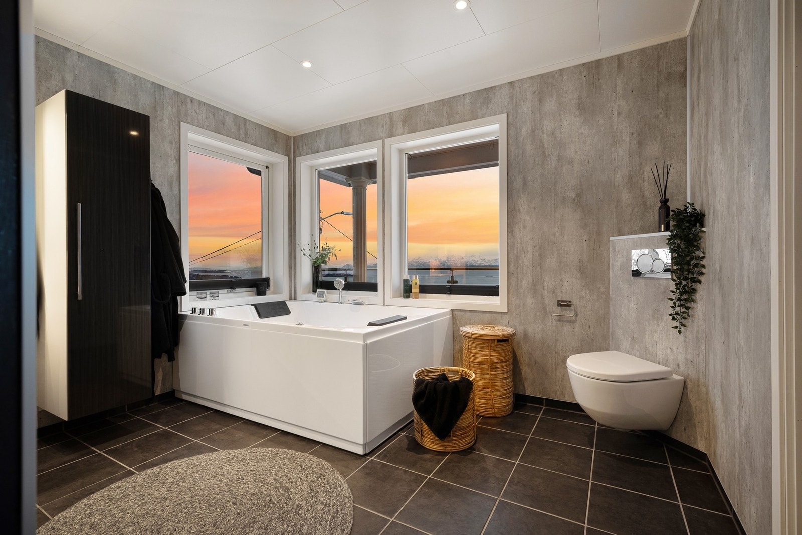 Innfelte spotter og høyttaler i tak tilkoblet Sonos system, som kan spille av forskjellig musikk i ulike rom Galleribilde