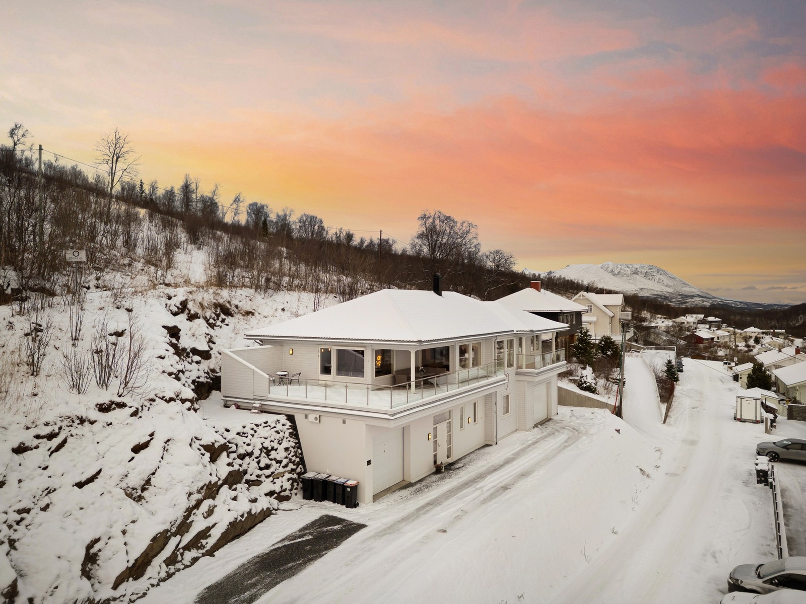 Svært gode parkeringsmuligheter med plass til ca 4-5 biler innendørs og ytterligere ca 6-7 utendørs. Det er også god kapasitet for å parkere bobil på eiendommen Galleribilde