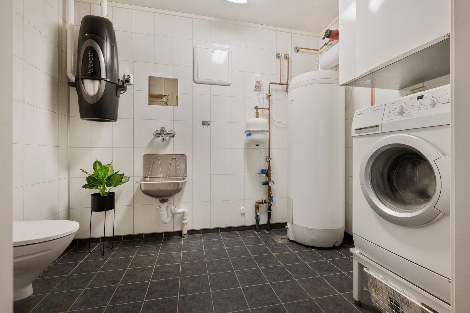 Vaskerom/wc/teknisk rom har adkomst fra garasjeanlegg og fra underetasje Galleribilde