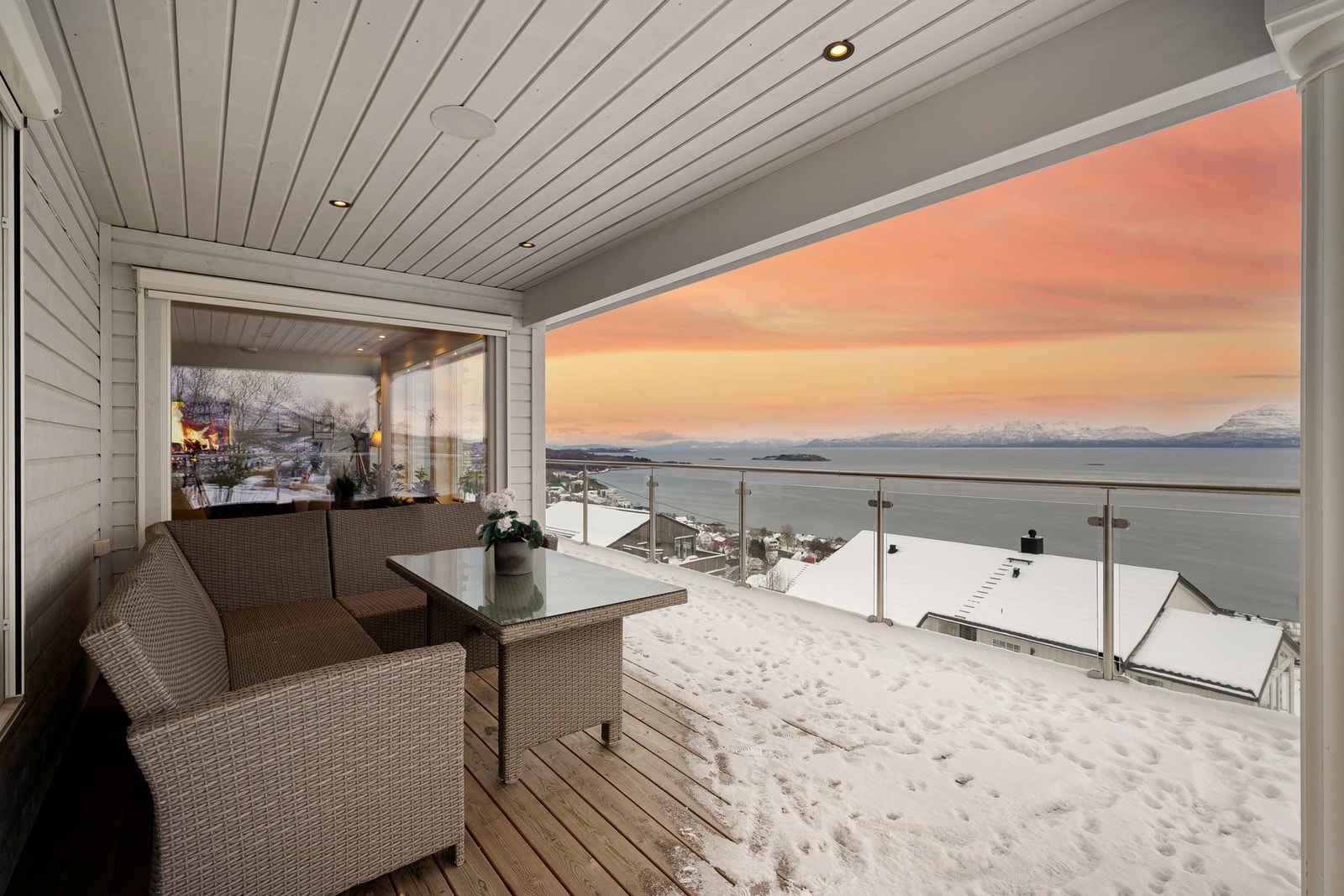 Fra stua kommer du ut til verandaen, delvis overbygget for behagelig uteopphold uansett vær Galleribilde