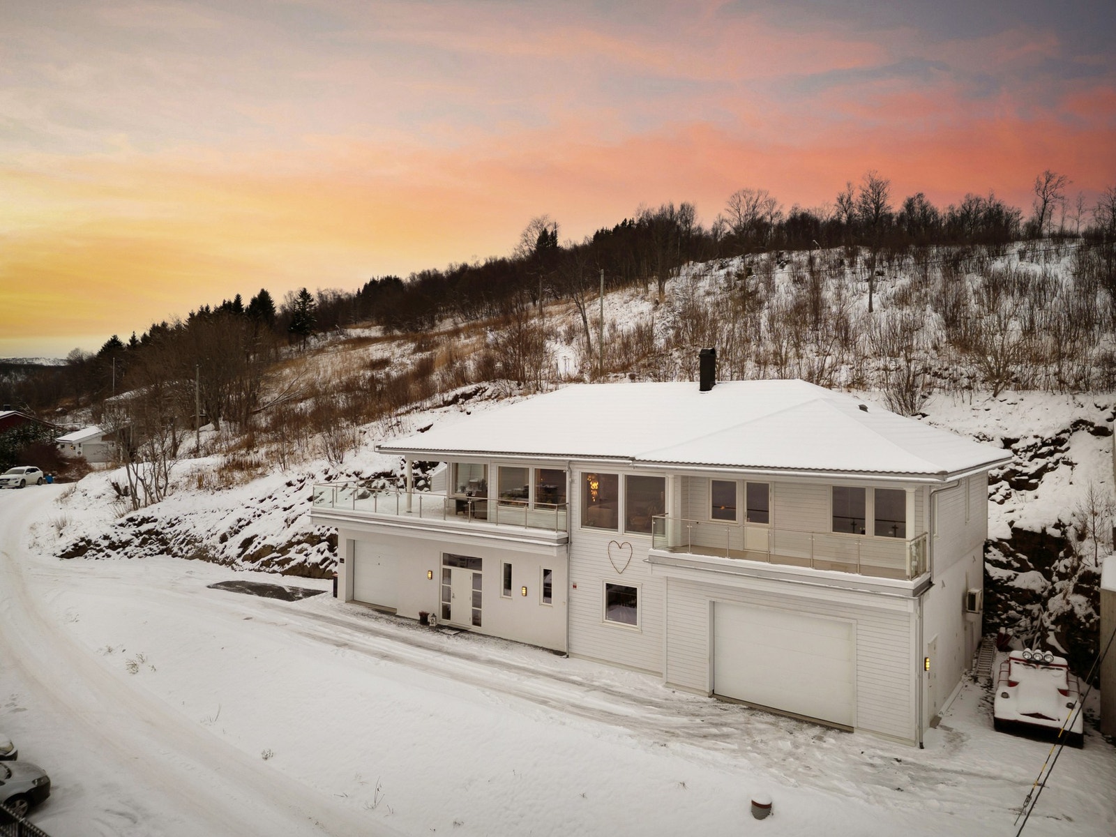Tomten er utbedret siste par år med støttemur og utvidelse av gårdsplass ved å fjerne deler av fjell Galleribilde