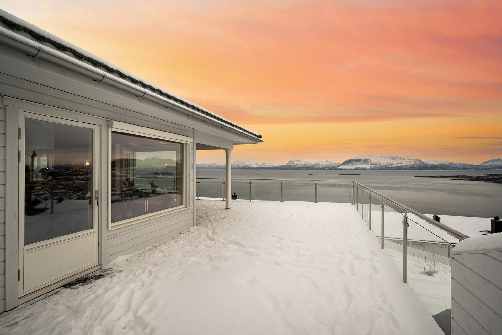 Denne boligen må oppleves - rekkverk i glass sørger for uhindret utsikt! Galleribilde