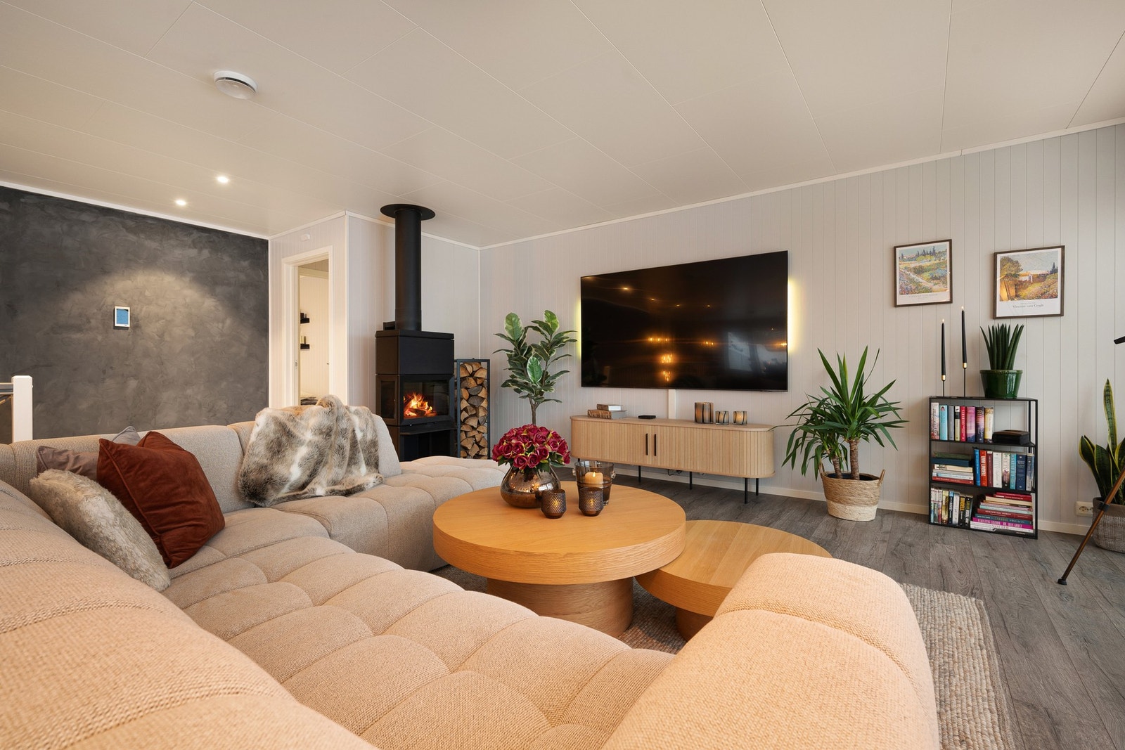 På tide med en ordentlig omvisning, og vi begynner med det mest sosiale rommet - stua Galleribilde