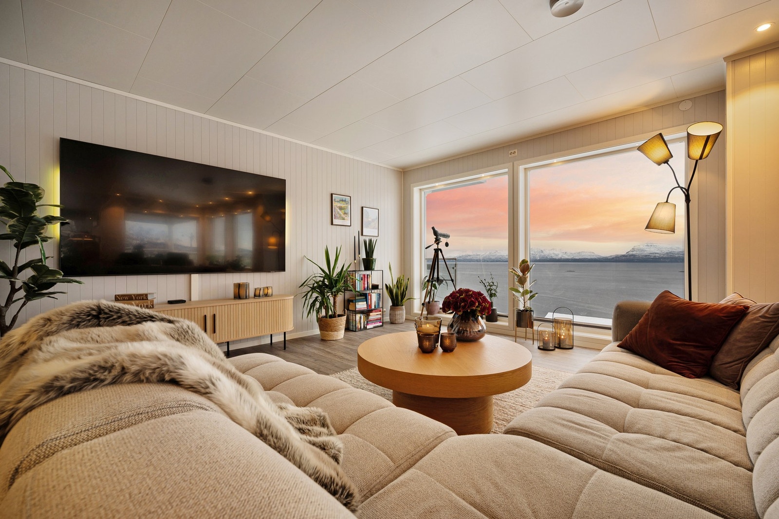 Vinduer fra tak til gulv slipper inn rikelig med naturlig lys Galleribilde