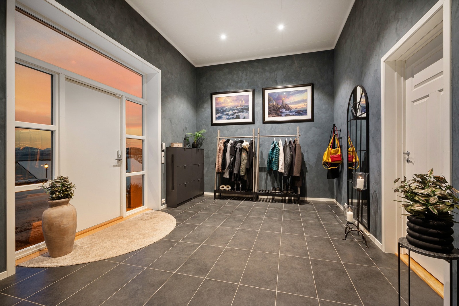 Imponerende entré (varmekabler i gulvet), takhøyde her er ca 350 cm som gir luftig følelse Galleribilde