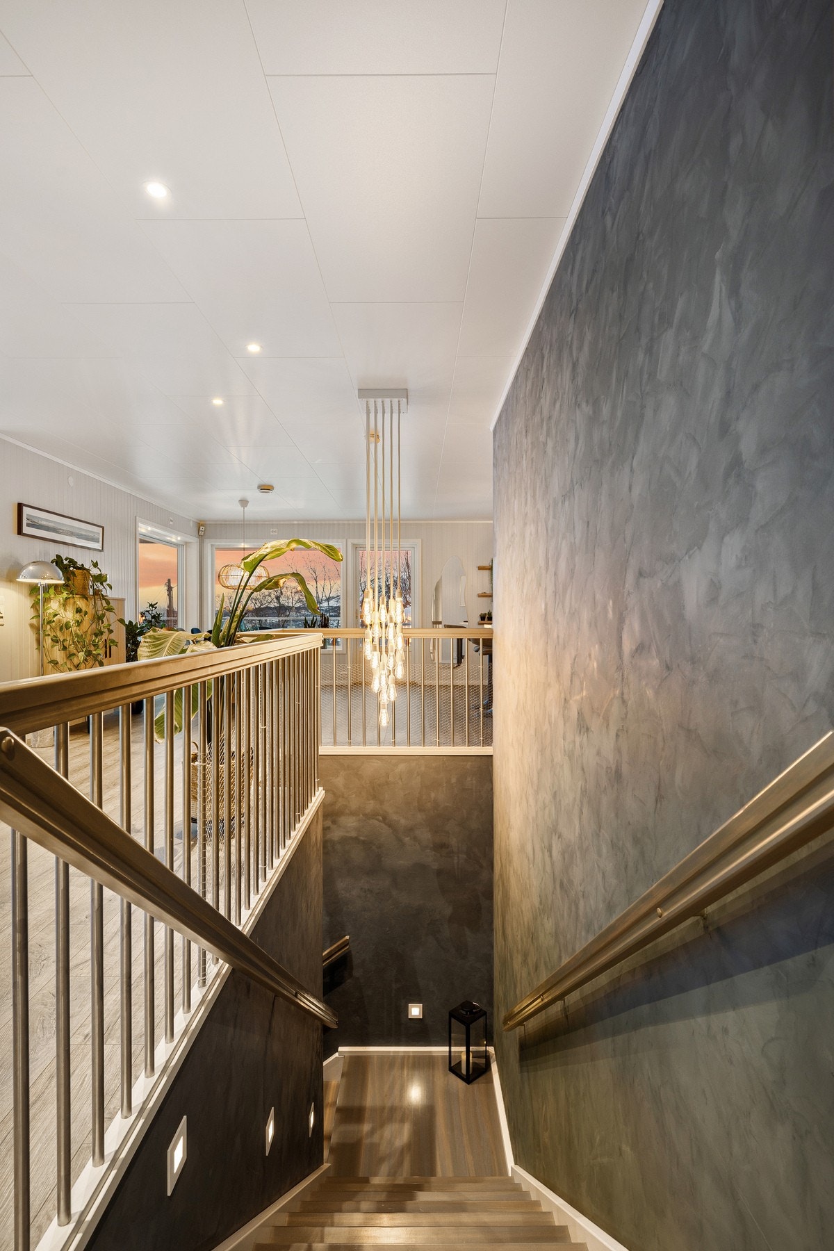 Elegant trappegang som fremhever boligens gjennomførte stil Galleribilde