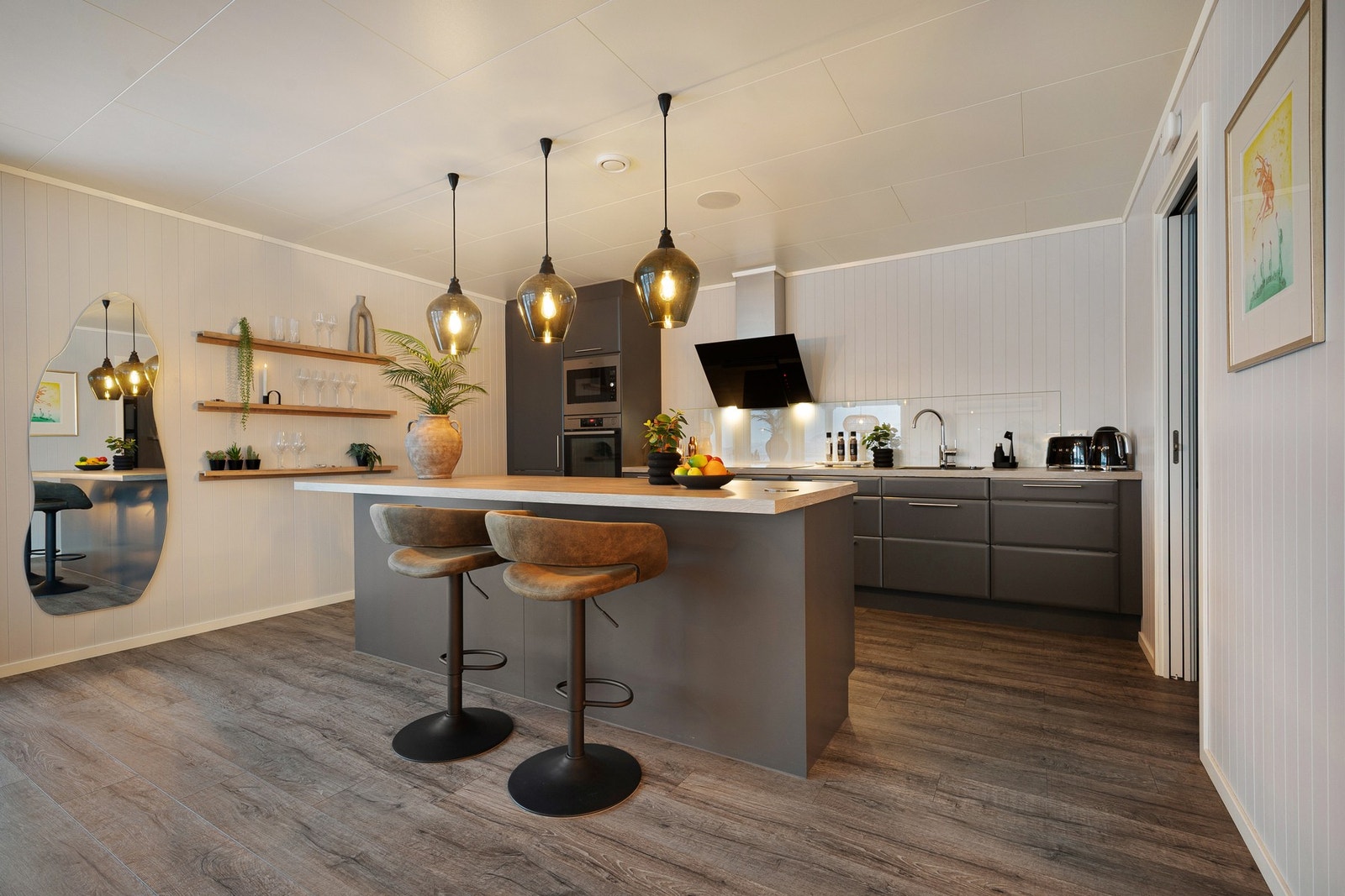 Stilren og moderne kjøkkenløsning med kjøkkenøy, med alt av hvitevarer integrert Galleribilde