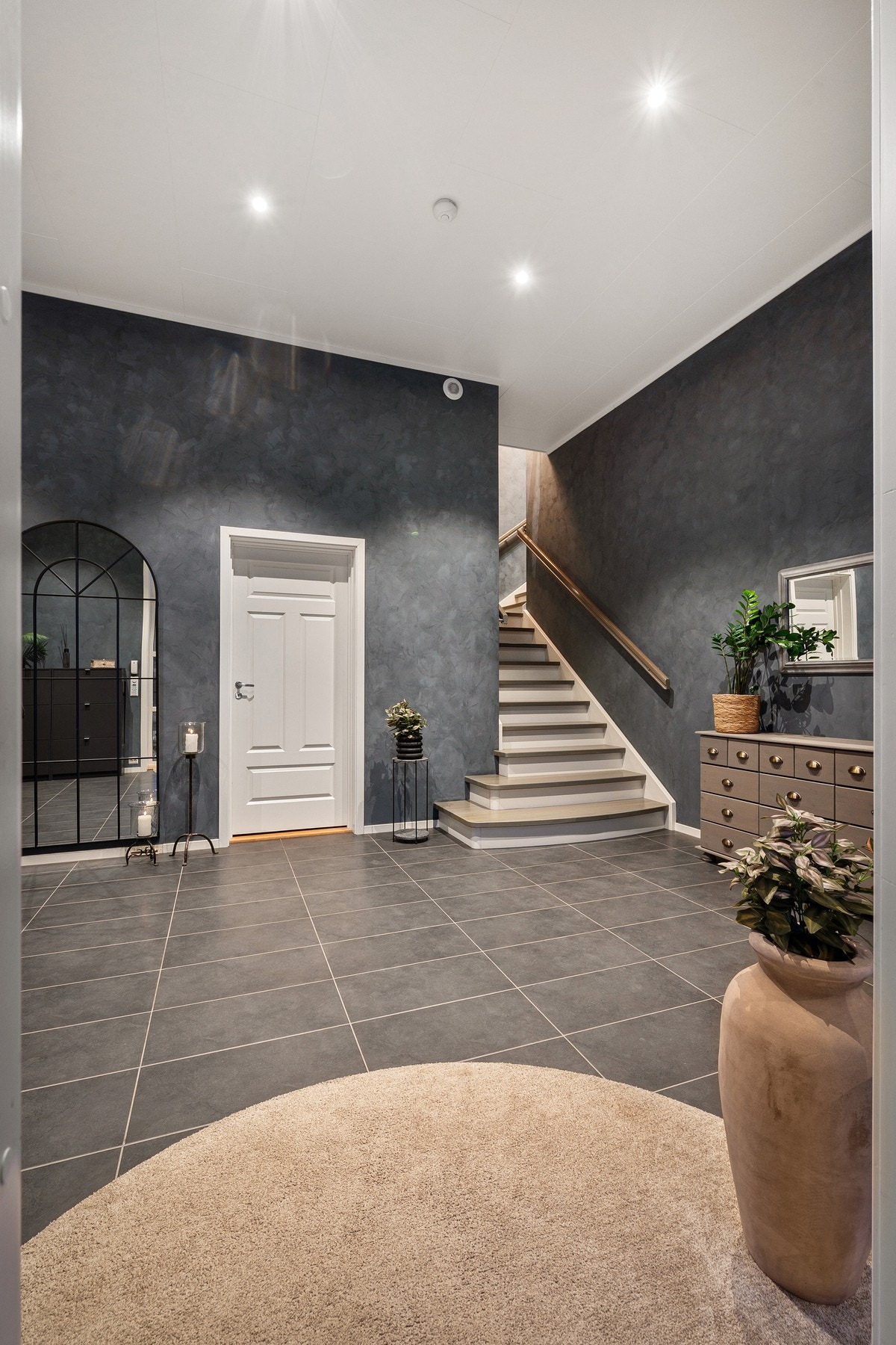 Hall med generøs plass til både garderobe og møblering, et perfekt velkomstrom for familie og gjester Galleribilde