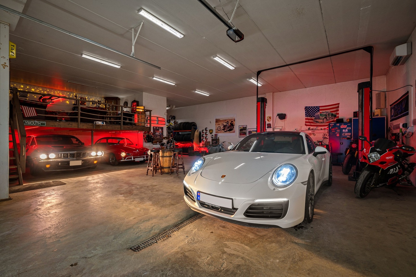 Garasjeanlegg i særklasse med plass til flere kjøretøy og utstyr. Legg også merke til mesanin til venstre, perfekt for pausestundene Galleribilde