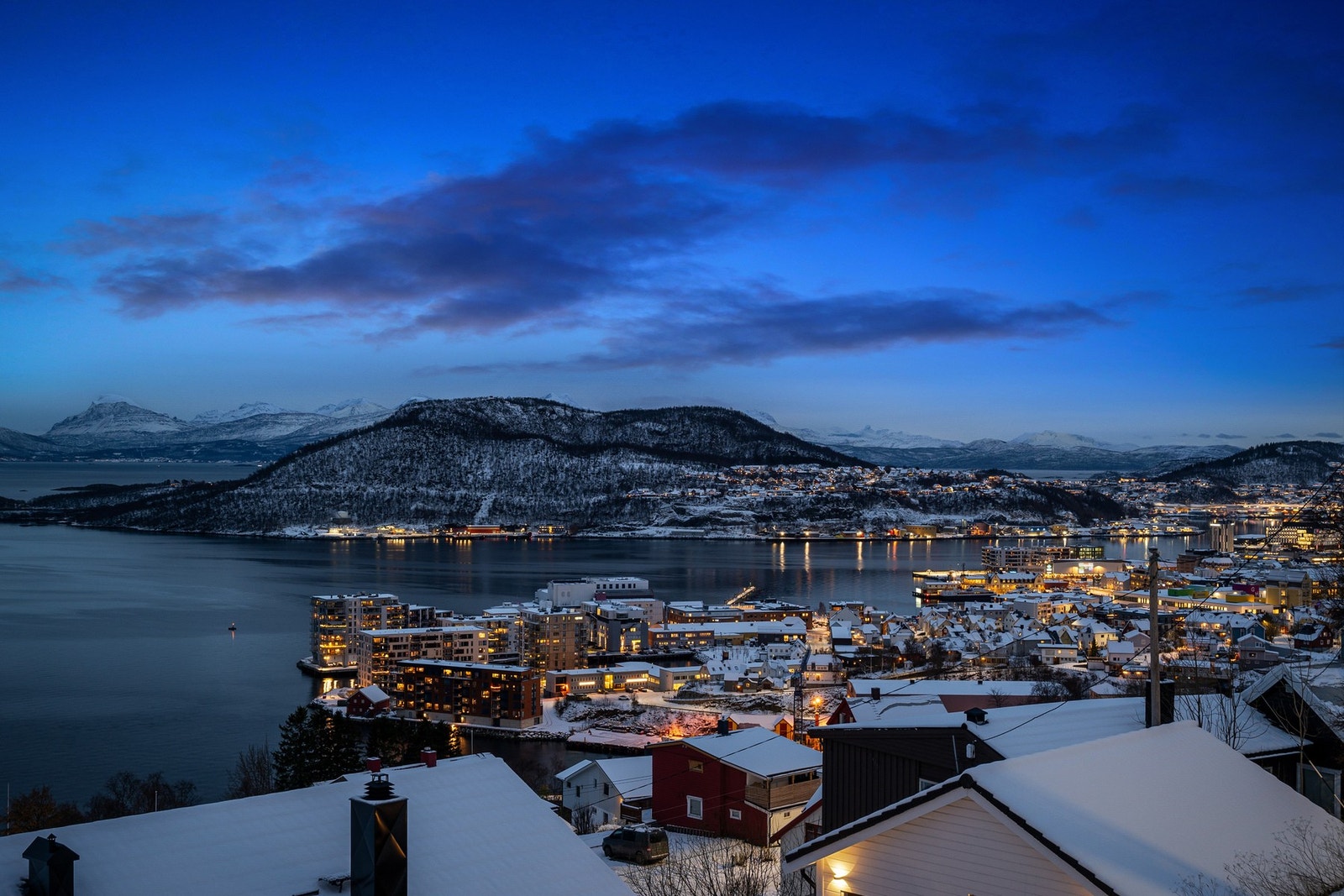 .. med fantastisk utsikt mot hele byområdet som lyses opp Galleribilde