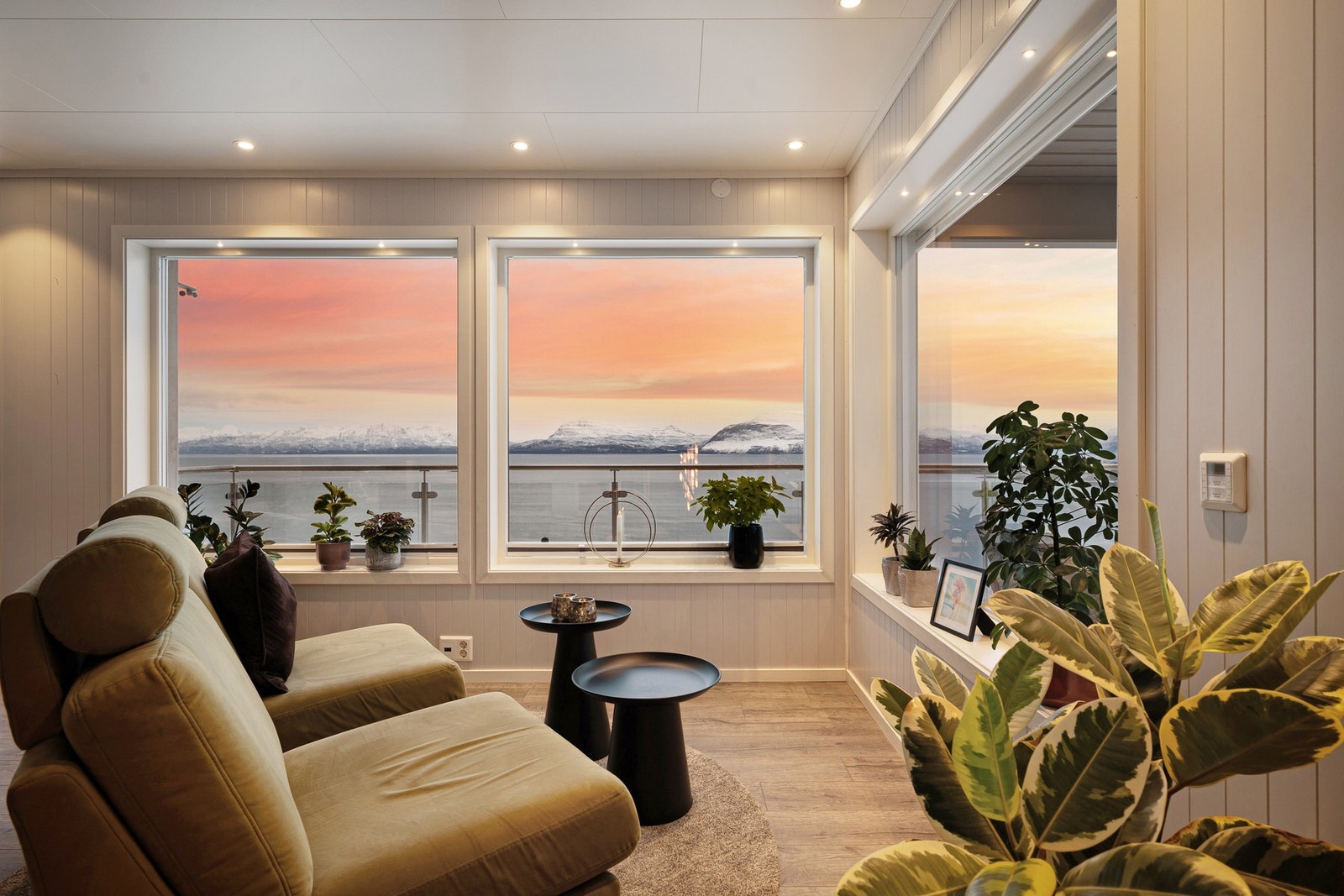 Det er montert Zip Screen (2025) på de fleste vinduer i hovedetasje Galleribilde