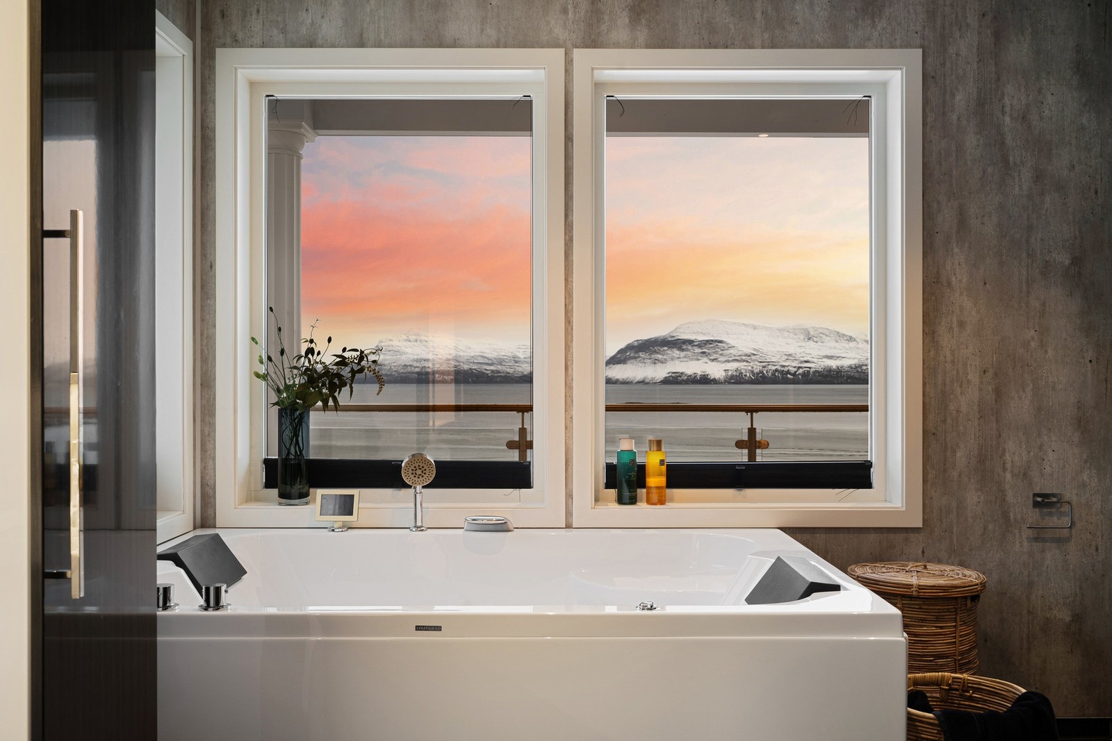 Stort spa-badekar med massasjefunksjon Galleribilde